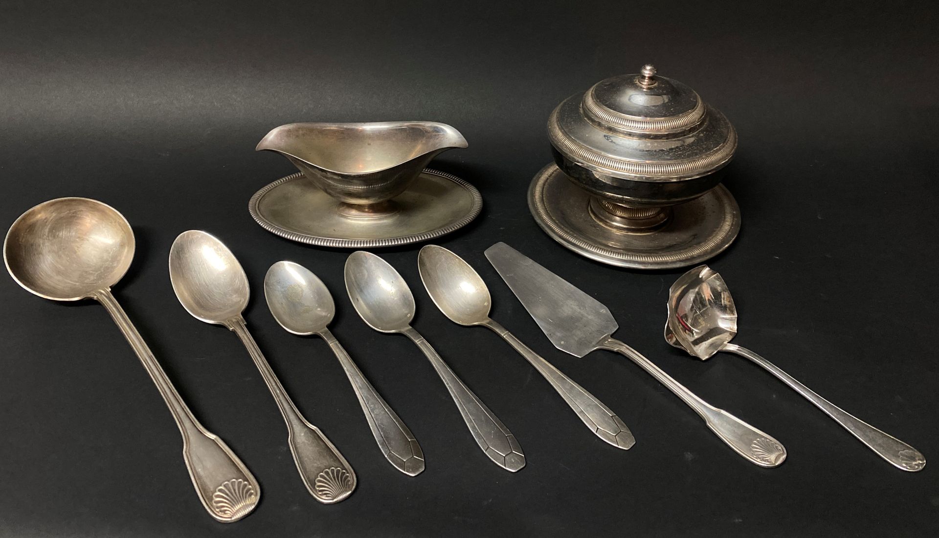 Null (E) Set in argento comprendente salsiera, cucchiaio da stufato, tortiera e &hellip;