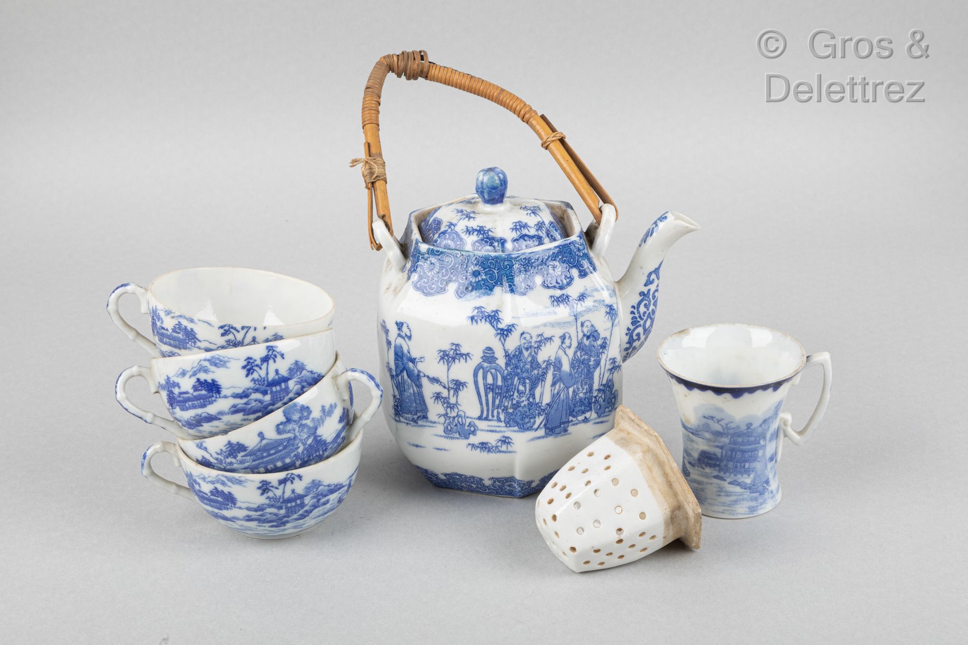 Null (E) 中国，20世纪初

五个瓷杯和茶壶，蓝色的人物和风景的装饰。

H.4.2至14厘米

(有裂纹和破损)