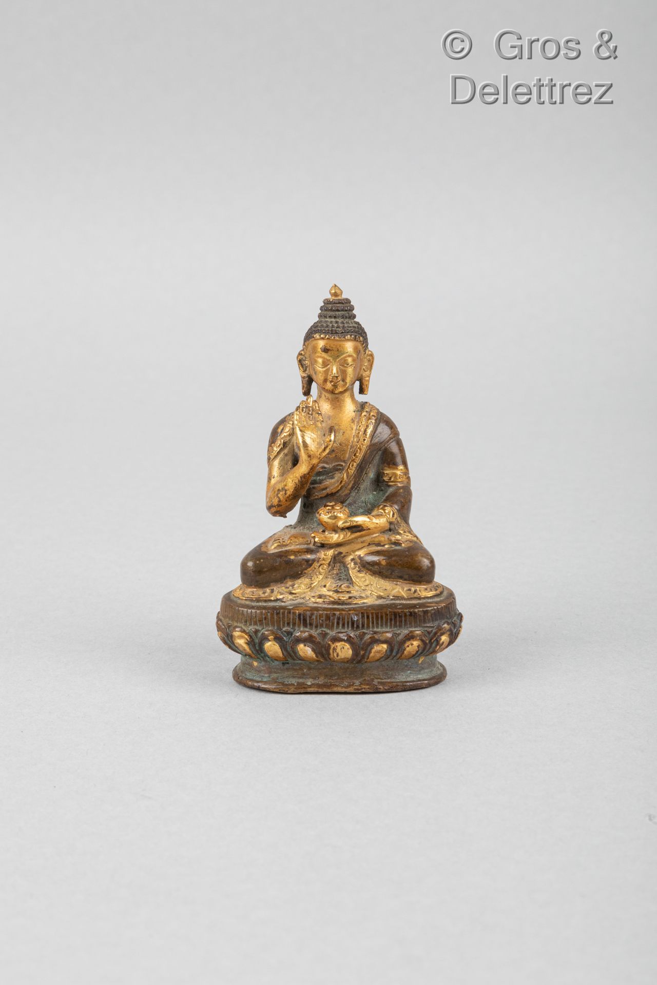 Null (E) 镀金铜佛像，坐着打坐，手持供养钵，做无畏的手势。 

中国，20世纪

H.9,5厘米