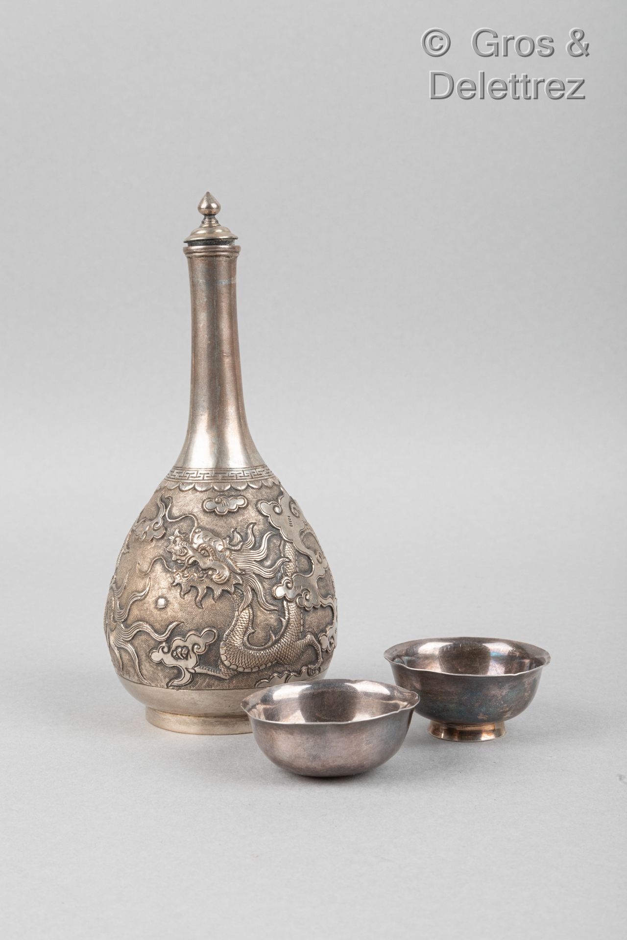 Null (E) 华南地区，约1900年

套装包括一个镀银（？）花瓶和两个碗，花瓶上有一个云中龙的装饰。 

H.17,5厘米 - 直径5,5厘米

(碗的边&hellip;