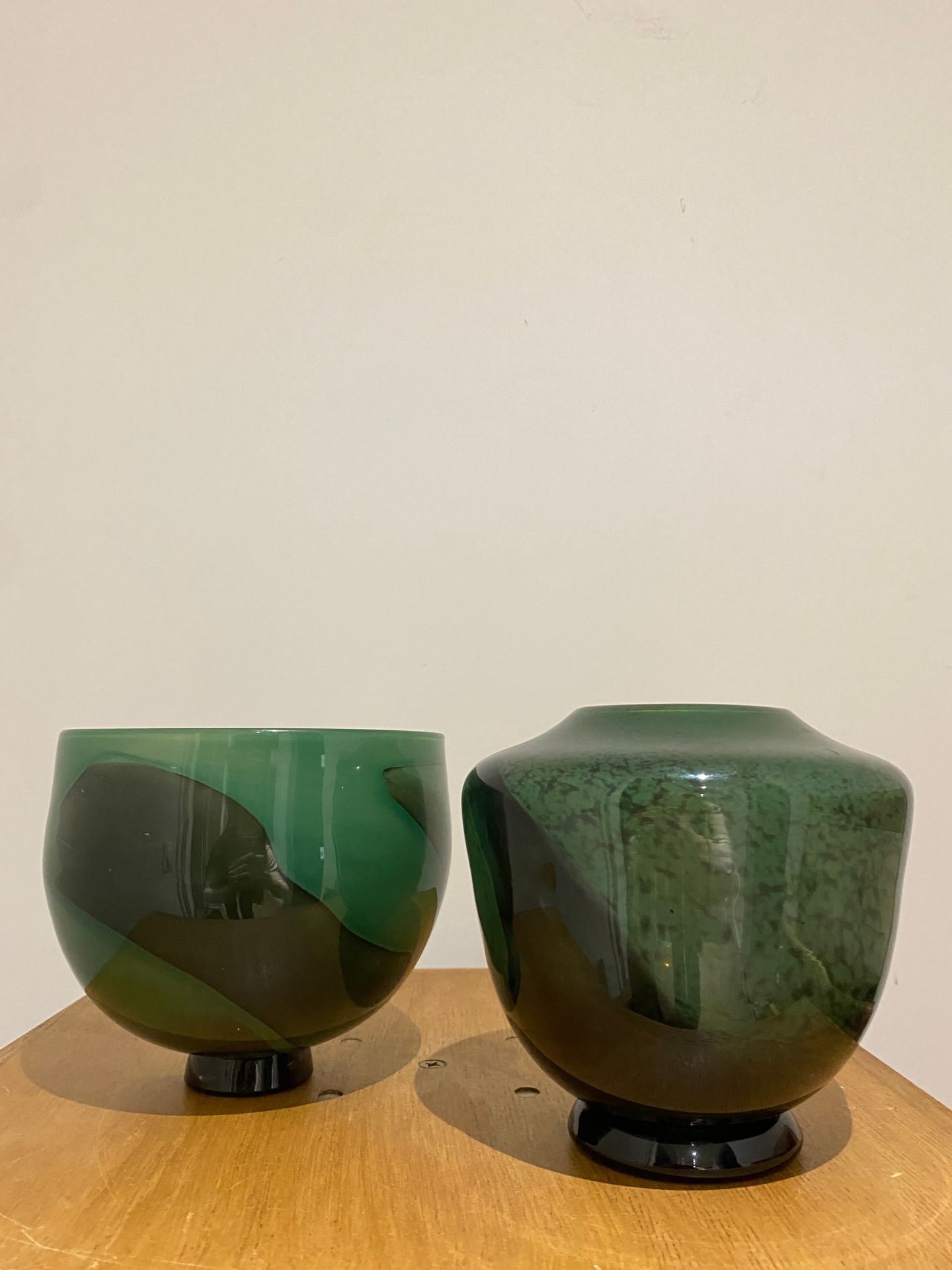 Null (E) Olivier MALLEMOUCHE (生于1964年)

两个绿色调的吹制玻璃花瓶，有黑色内含物

背面有签名和日期1990

高度：14&hellip;