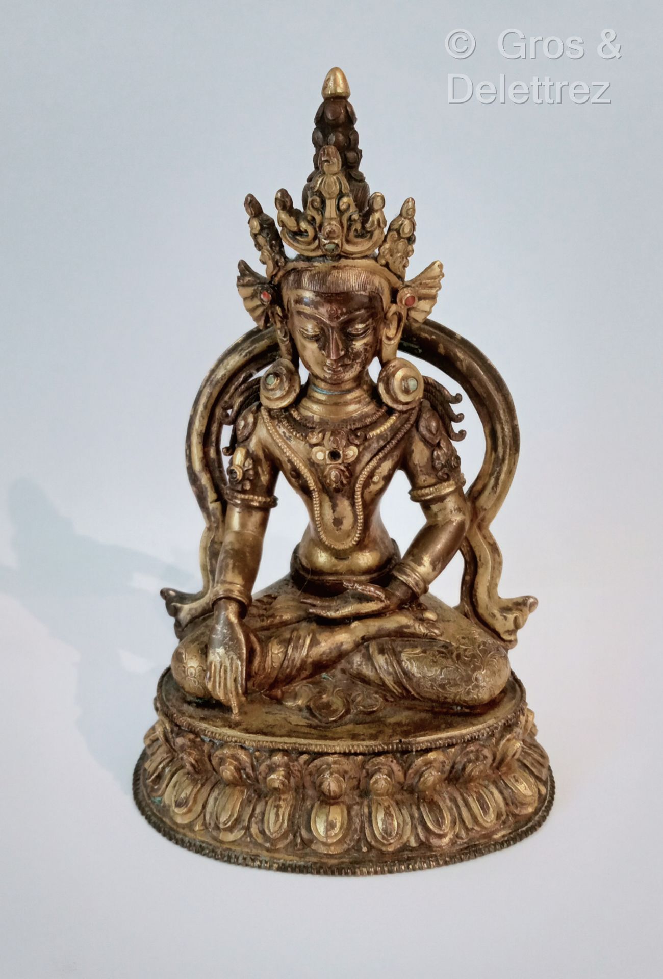 Null 青铜主题，表现阿弥陀佛坐在双莲花上的冥想，右手做着取土作证的手势（Bhumisparsa mudra）。

西藏，清朝时期，18-19世纪

H.15&hellip;