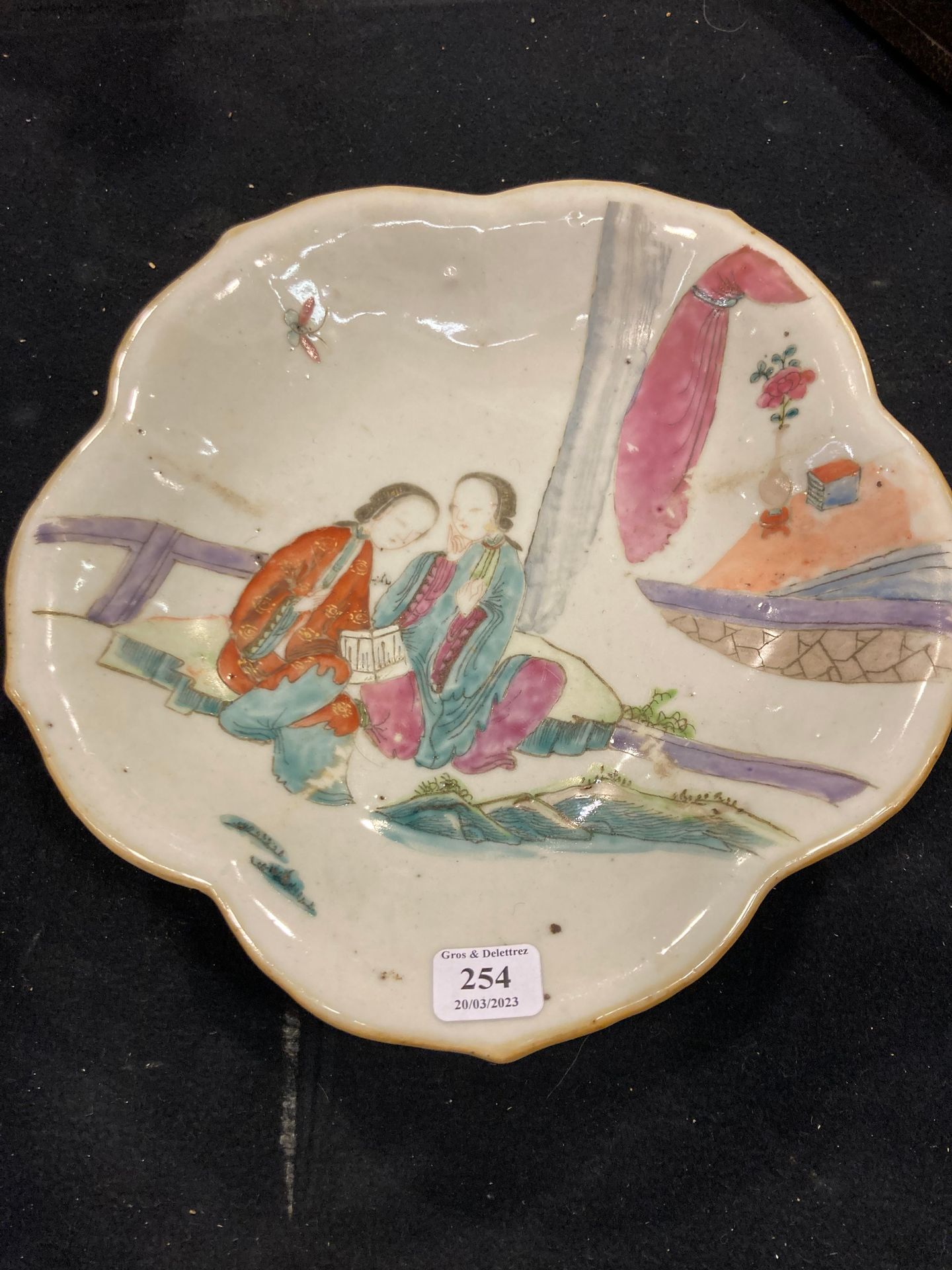 Null (E) CINA

Vetrina in porcellana con due donne su una terrazza

Circa 1900

&hellip;
