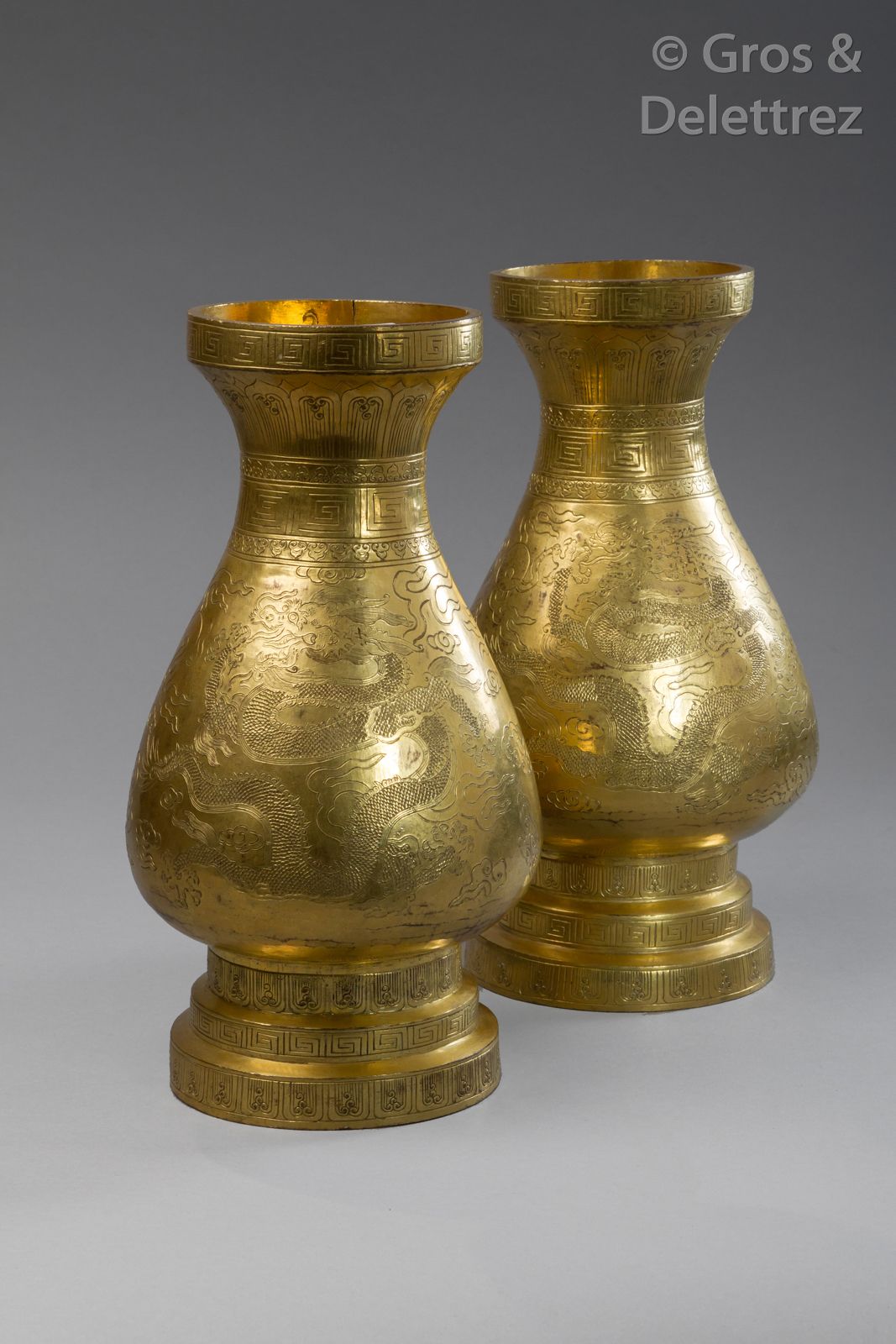 Null (E) Paire de vases de temple en bronze doré, à décor incisé de dragons évol&hellip;