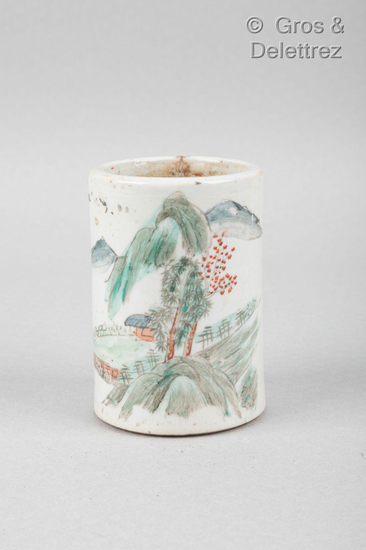 Null (E) Cina, circa 1900.

Portapennelli bitong in porcellana, decorato con sma&hellip;