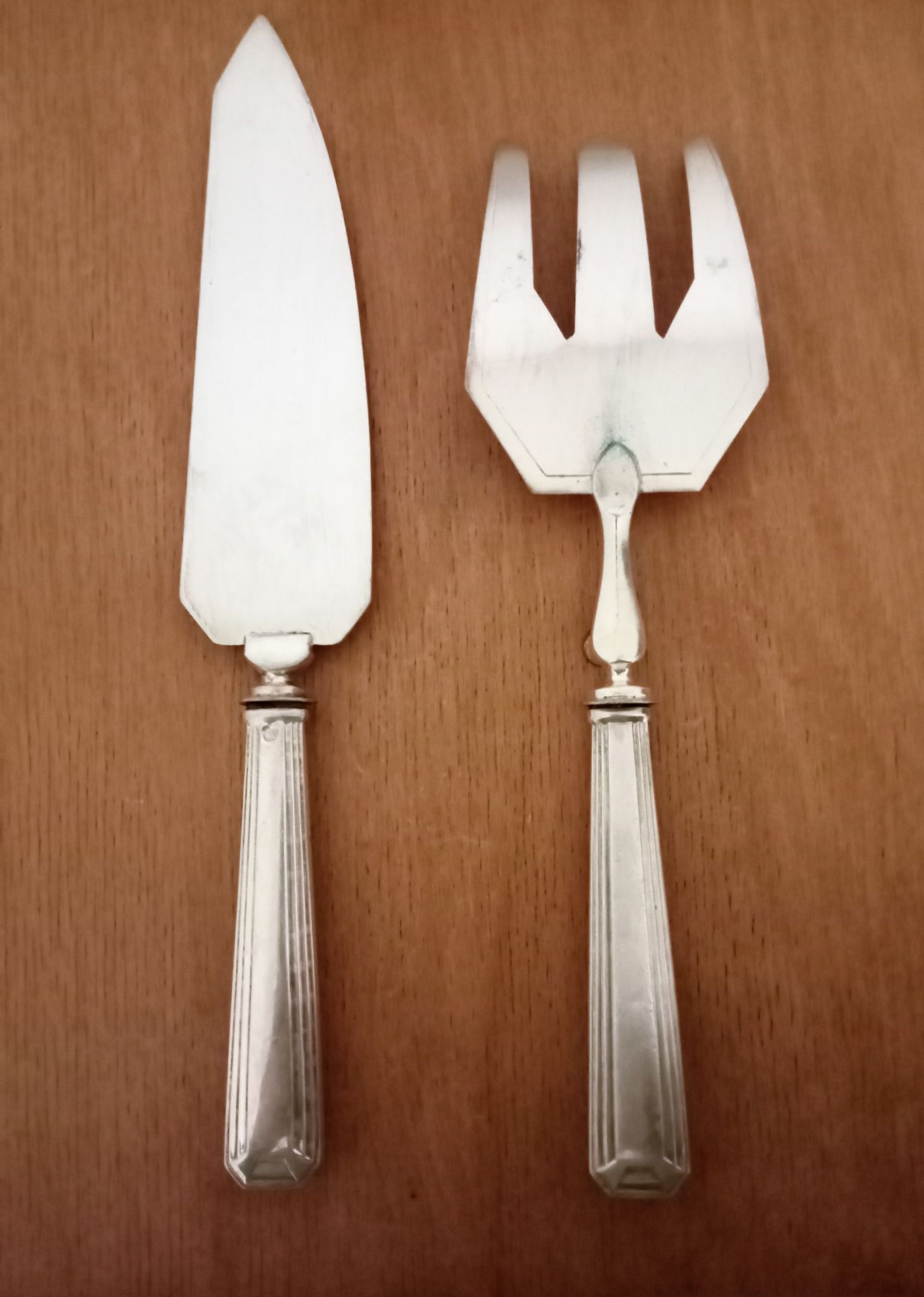 Null (E) 装饰艺术风格的银制餐具，带金属刀片和叉子。

印有Minerva的标记。 修复