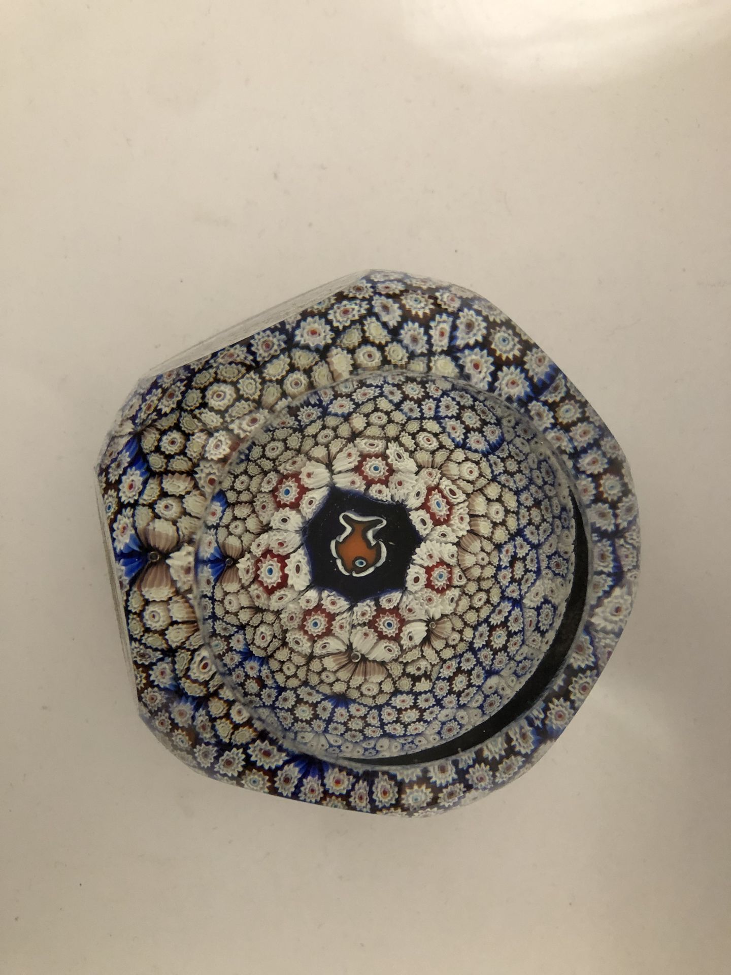 Null (E) 大型圆形刻面水晶镇

硫化物装饰，中央有一条鱼，边上有白色、蓝色、红色和粉色的米勒弗里。

直径：11.5厘米