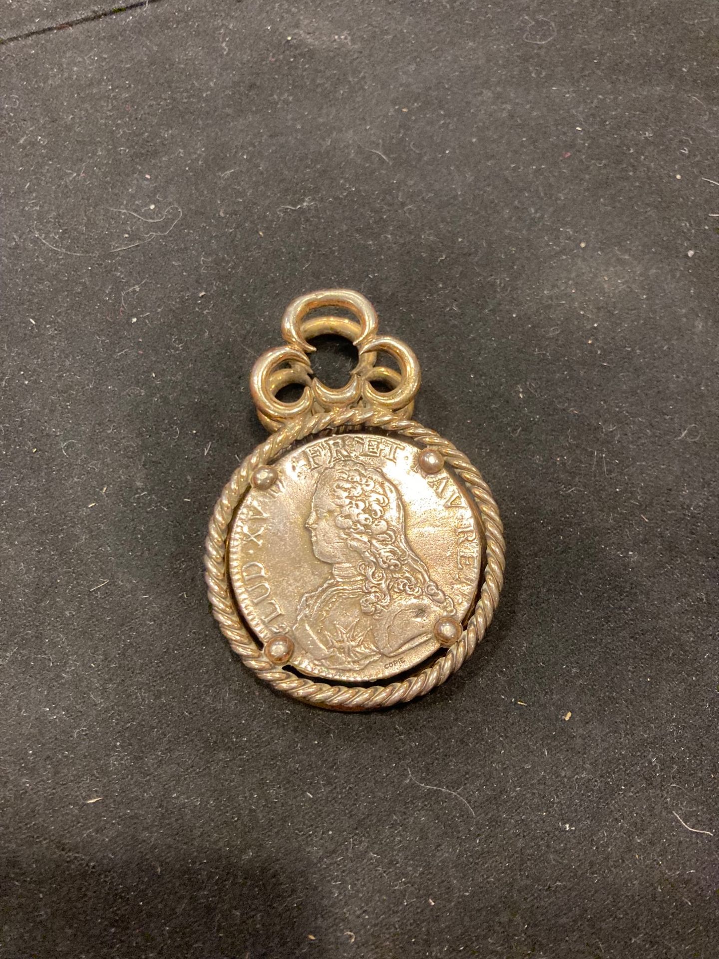 Null 带有四叶草装饰的鎏金钱夹，夹着一枚假银币。1737年，副本。