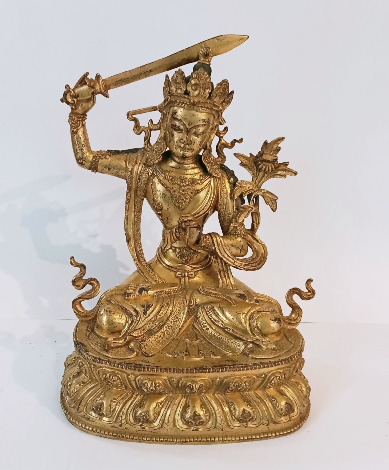 Null (E) 鎏金青铜主题，表现文殊菩萨坐在莲花上打坐，在头顶上挥舞着他的剑。 

中国，19世纪末

H.23.5厘米