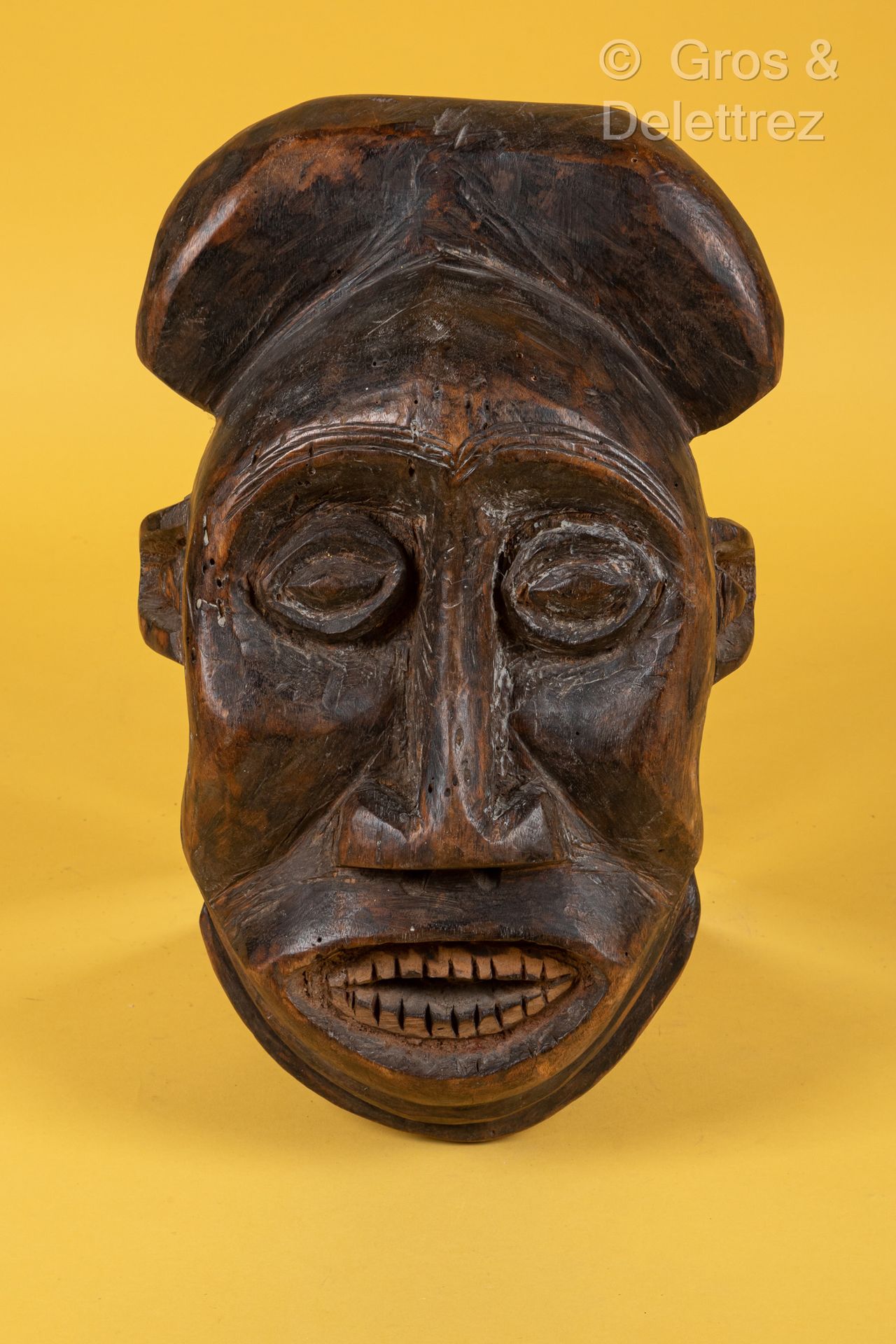 Style Bamiléké / Bangwa CAMEROUN. Grimacing mask in carved and patinated wood wi&hellip;