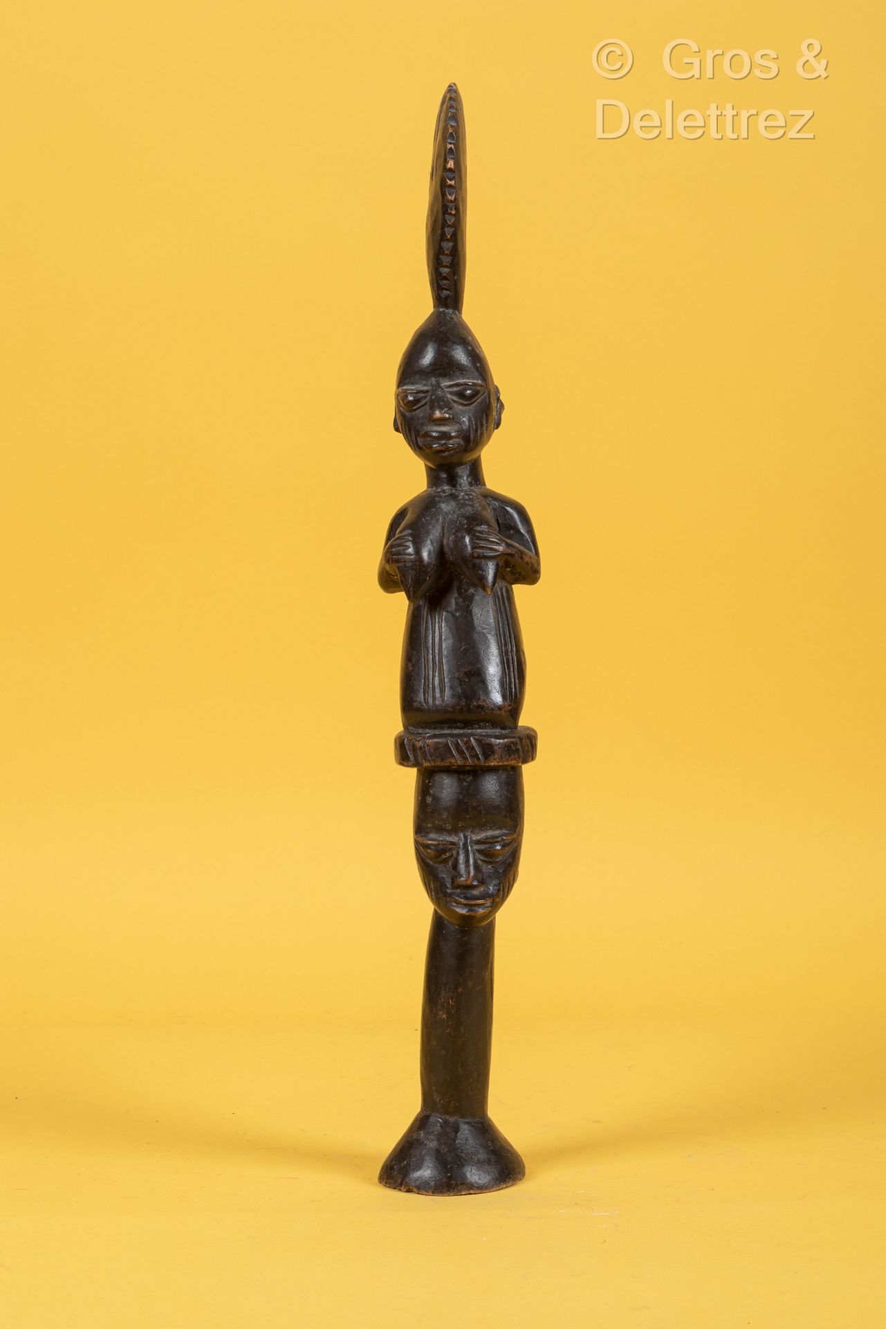 Style Yoruba, NIGERIA 铜化木制的祭祀用蛇，显示一个跪在头顶的女人。
高度：55厘米。