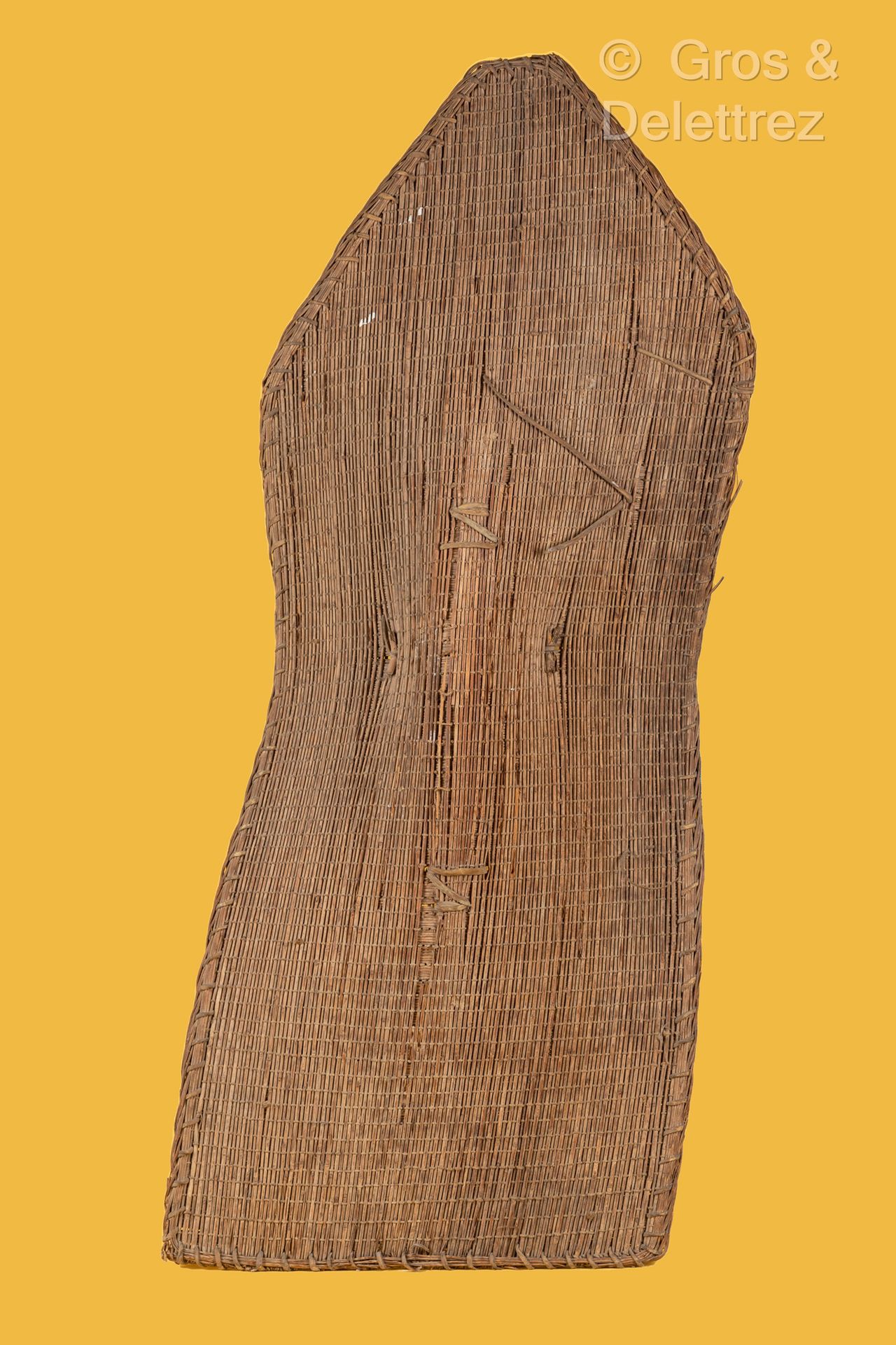 Massa, TCHAD Grand bouclier en roseau tressé avec poignée en bois.
131 x 55 cm c&hellip;