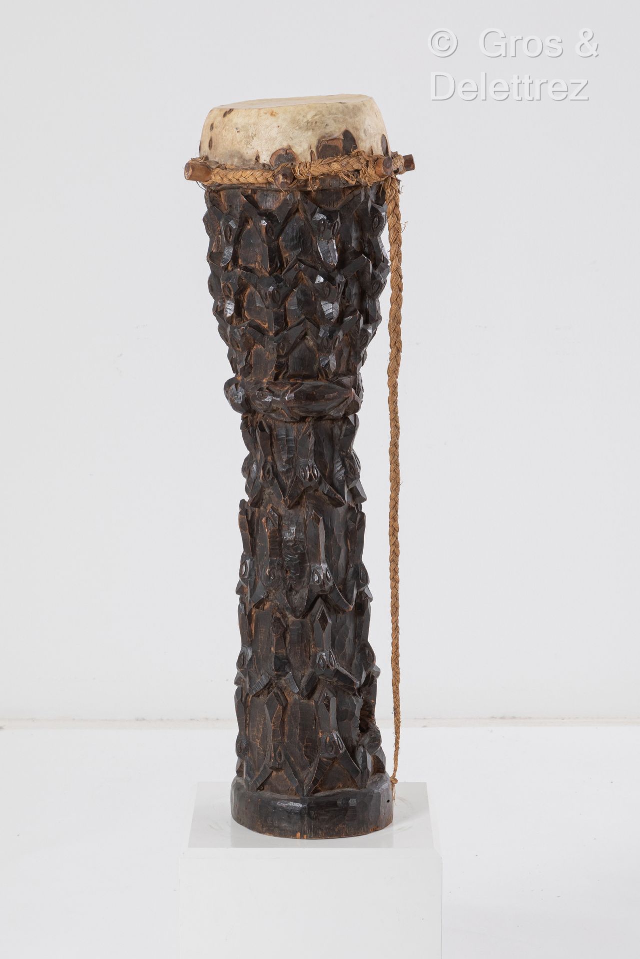 Null Tambour en bois sculpté recouvert d’une peau tendue.
Moderne.
Haut : 100 cm&hellip;