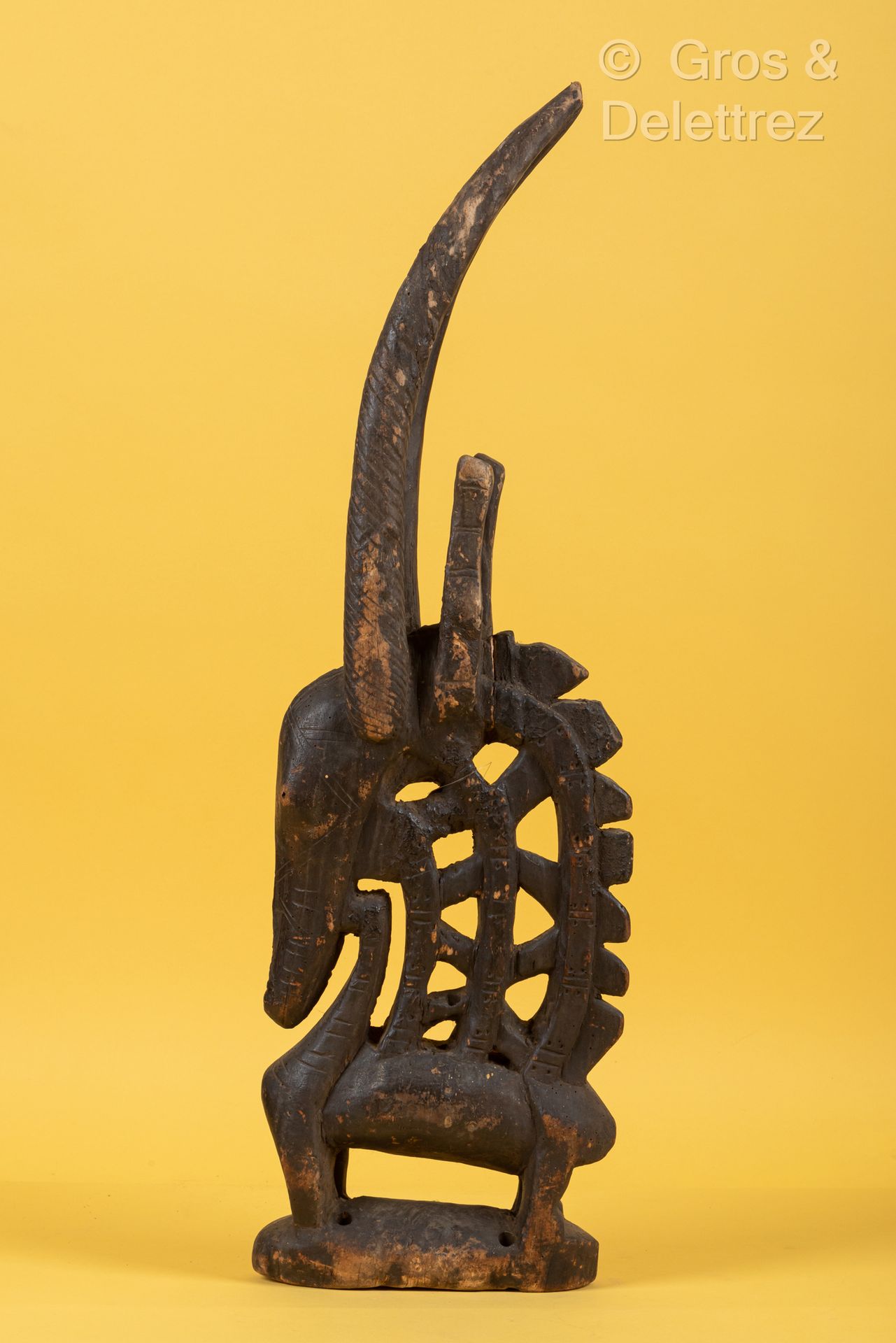 Style Bambara, MALI 羚羊形状的木制徽章，带有铜锈和镂空。
高度：78厘米。磨损和小事故。