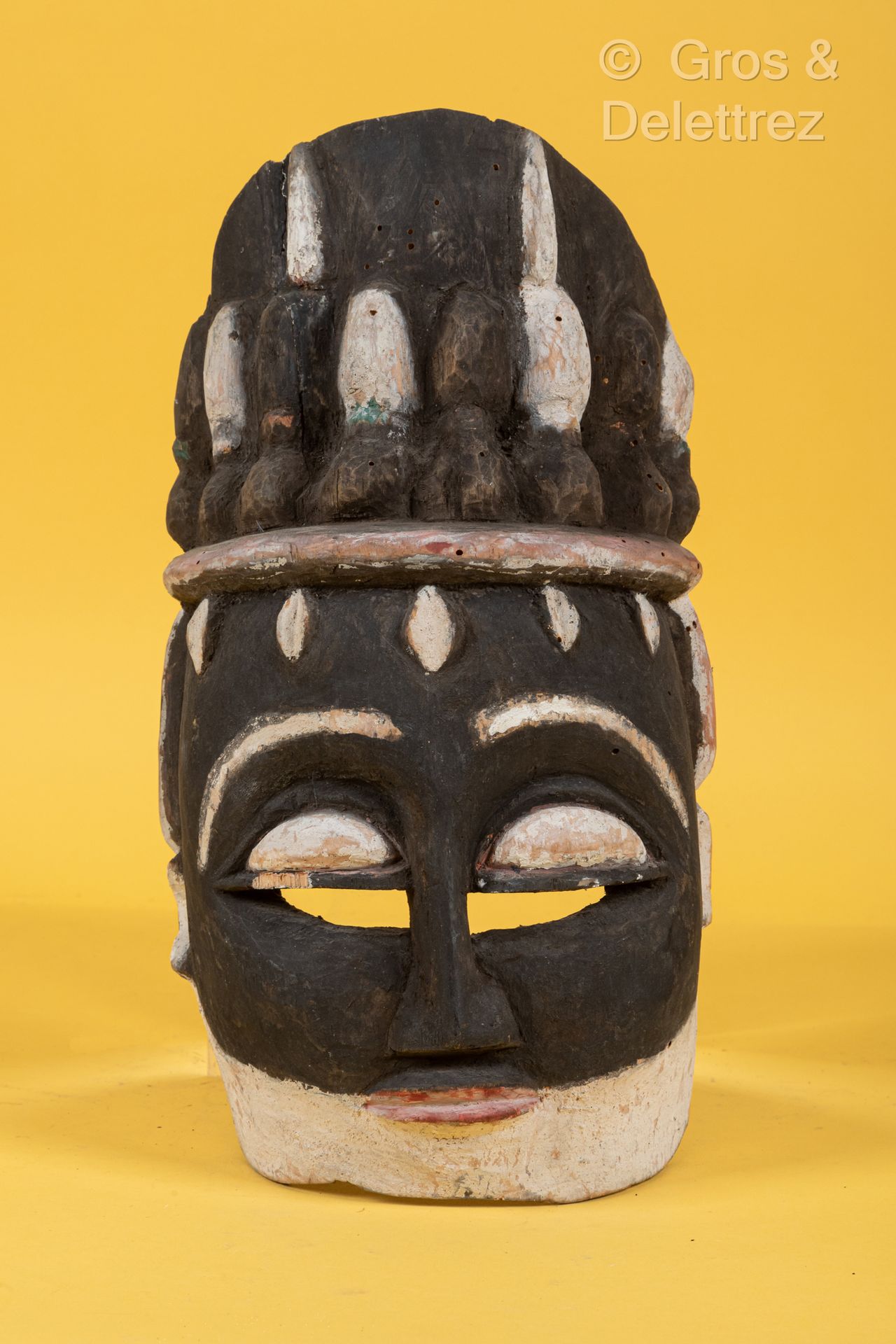 TCHAD 多色木制面具，有高高的头饰。
高度：39.5厘米。