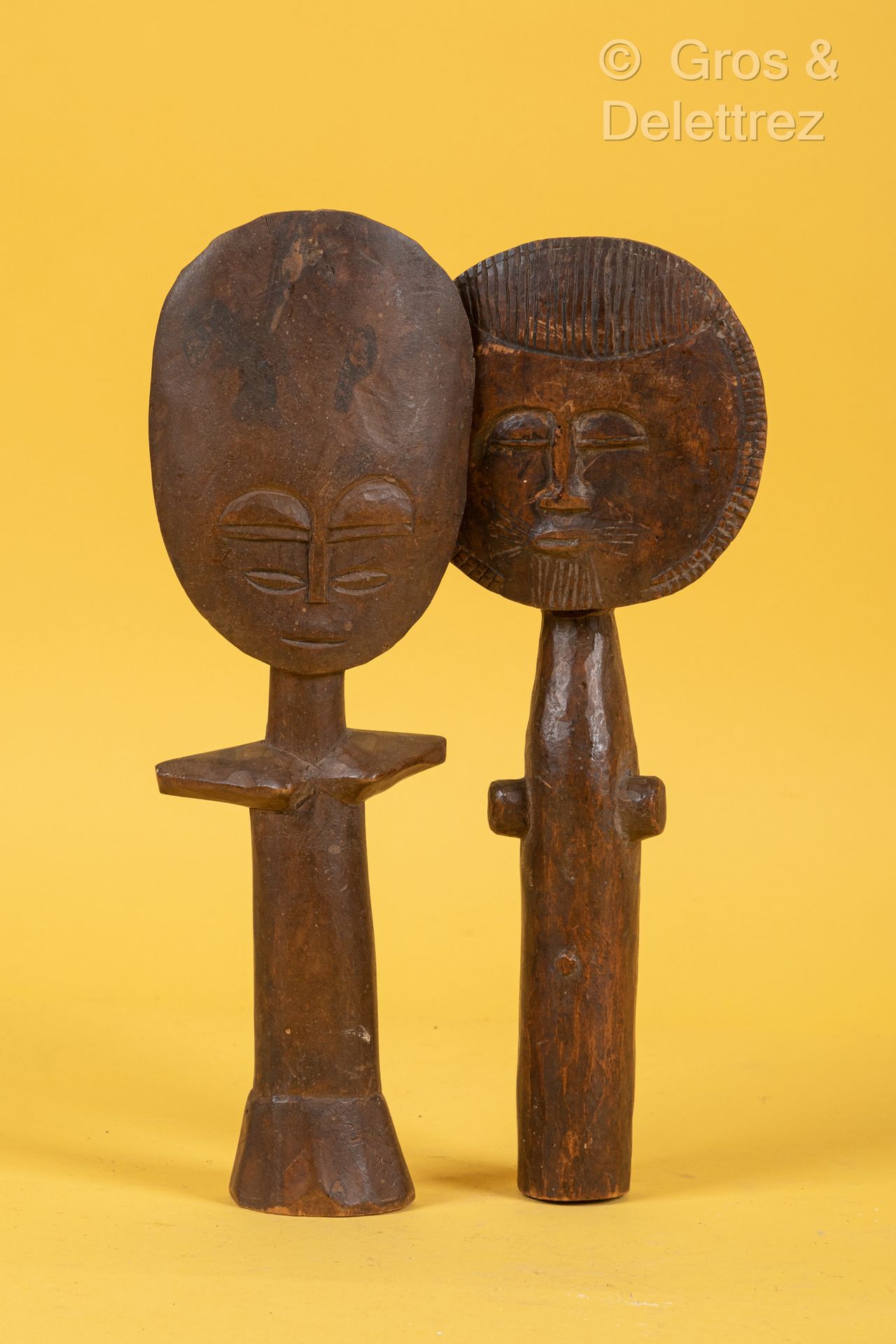 Style Ashanti GHANA 两个木雕娃娃，一个是人脸，另一个是狮脸。
高度：31和31.5厘米。