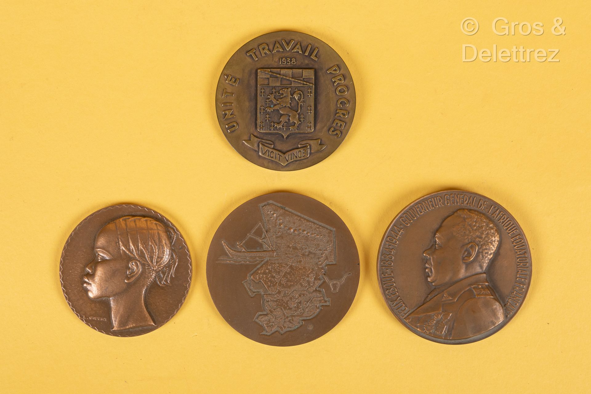 TCHAD Vier Medaillen aus Bronze.
- M. DELANNOY A/Félix Eboue 1884-1944 Generalgo&hellip;