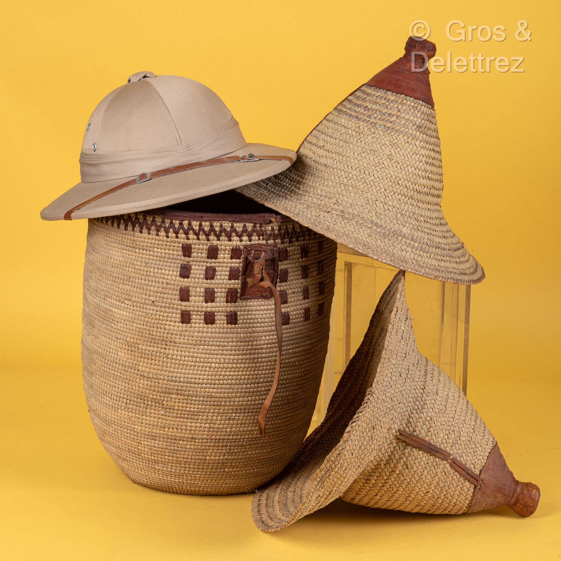 TCHAD 殖民地时期的帽子，由织物制成。
附有两顶草帽。