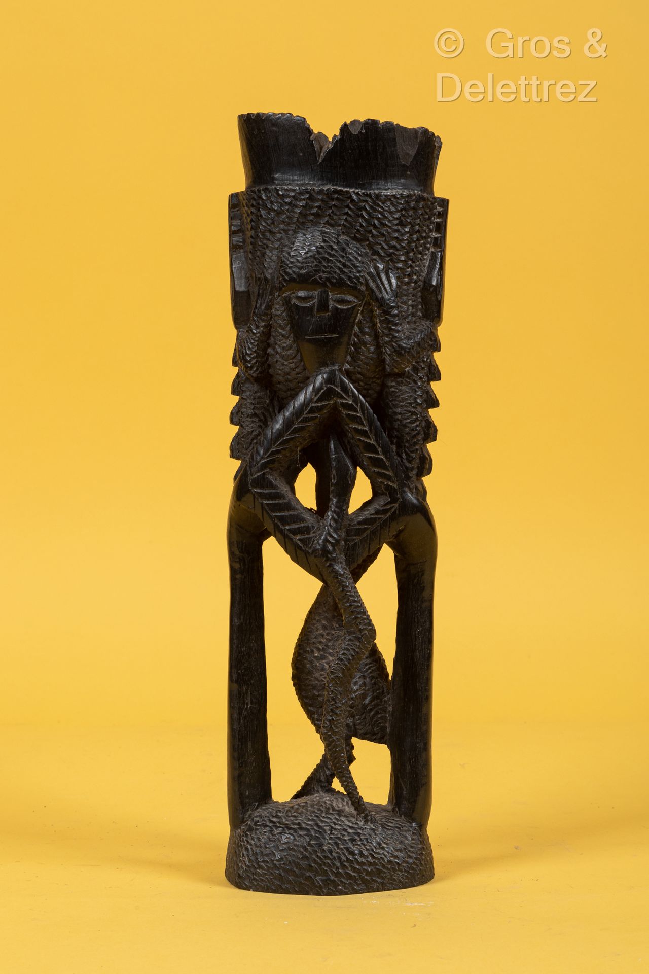 TCHAD 发黑的木头镂空雕塑，装饰着两条鳄鱼，框着蛇和鸟的面具。
高度：35厘米。