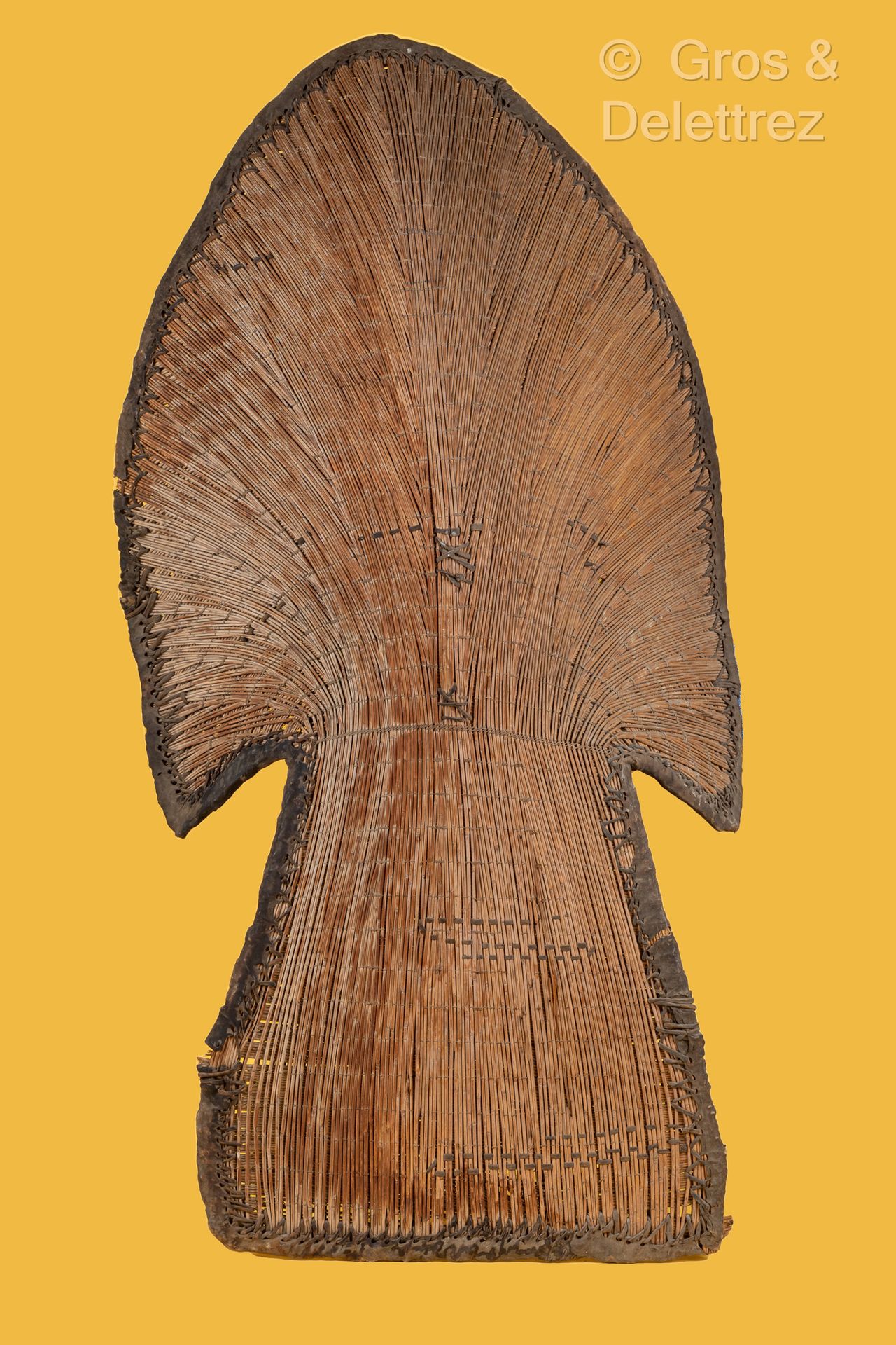Massa, TCHAD 大型编织的芦苇盾牌，有木柄和皮革装饰。
124 x 64厘米，事故。