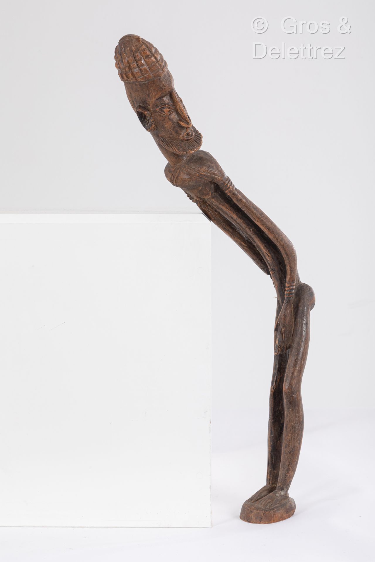 Style Dogon, MALI 男性形象的雕塑。
现代。
高度：60厘米。