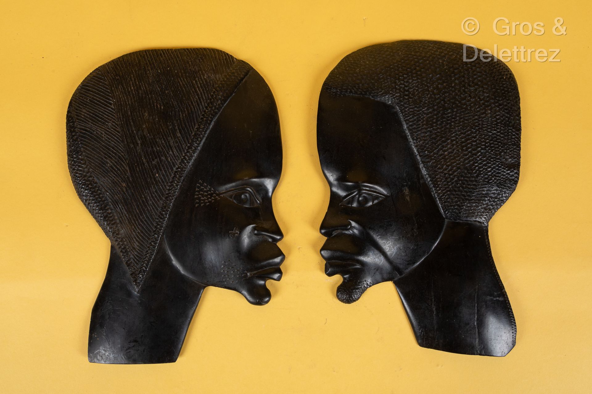 TCHAD, travail colonial Pair of faces in profile in black wood carved in low rel&hellip;