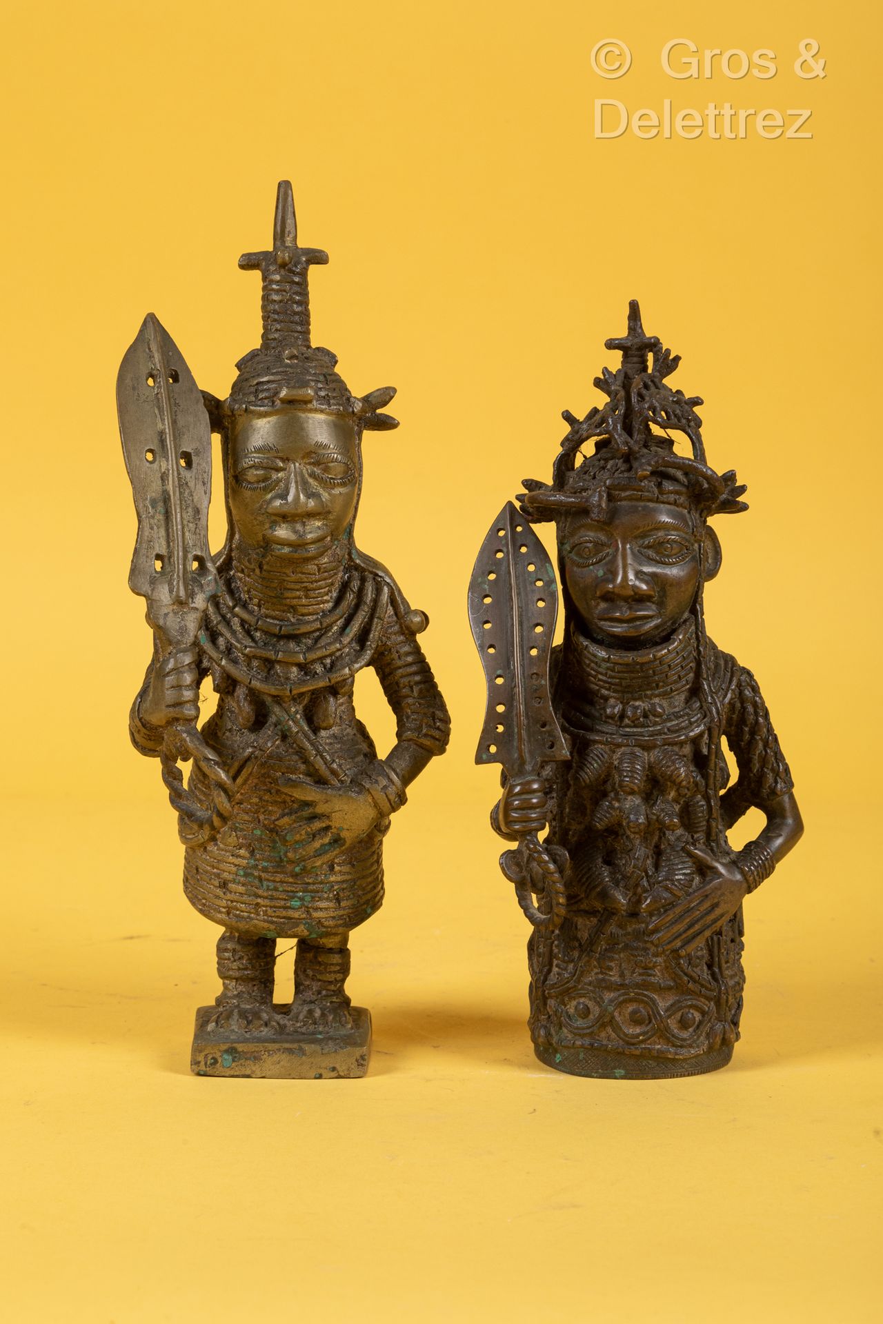 Style royaume du Bénin NIGERIA Two bronze sculptures of warriors in armor carryi&hellip;