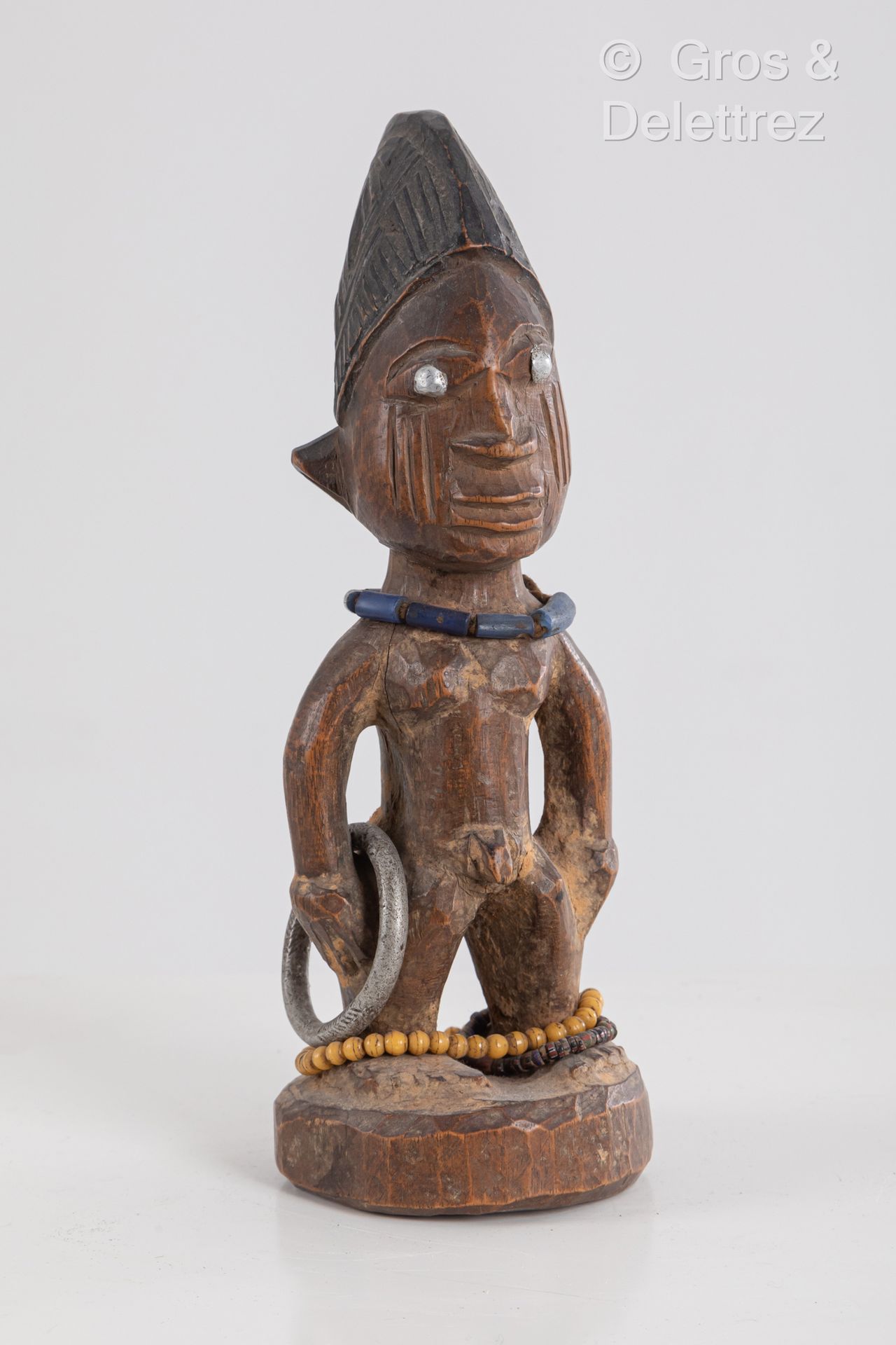 Style Yoruba, NIGERIA 伤痕累累的木头制成的小恋物，有铆钉的眼睛。
现代
高度：24厘米