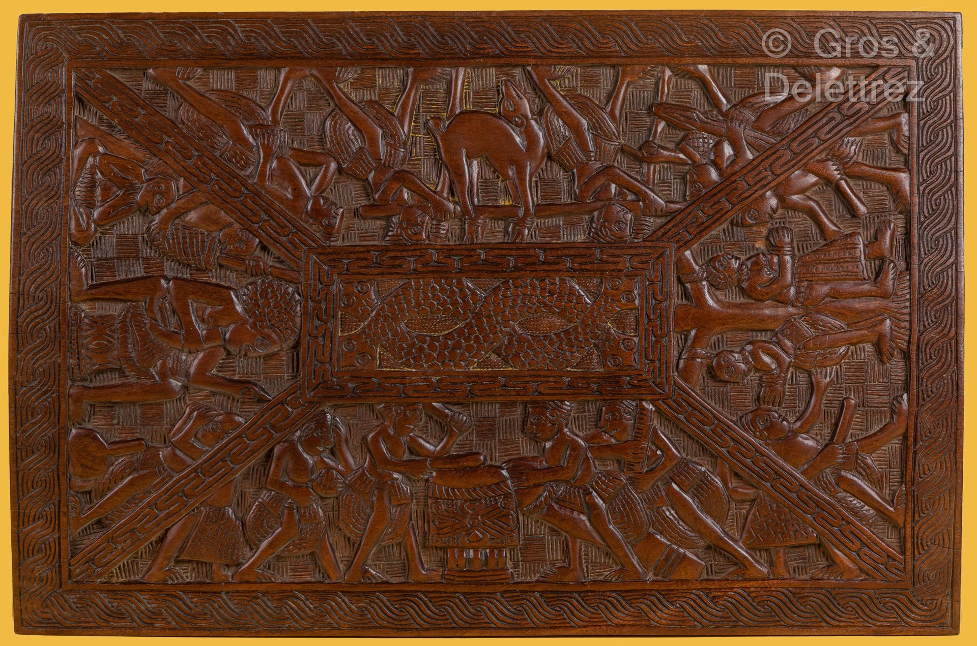 TCHAD 大木板上的浅浮雕显示了四个保留区，一个悬挂，一个羚羊狩猎的回报，一个舞蹈场景和一个围绕两个交织的蛇的崇拜场景。
53 x 80厘米。