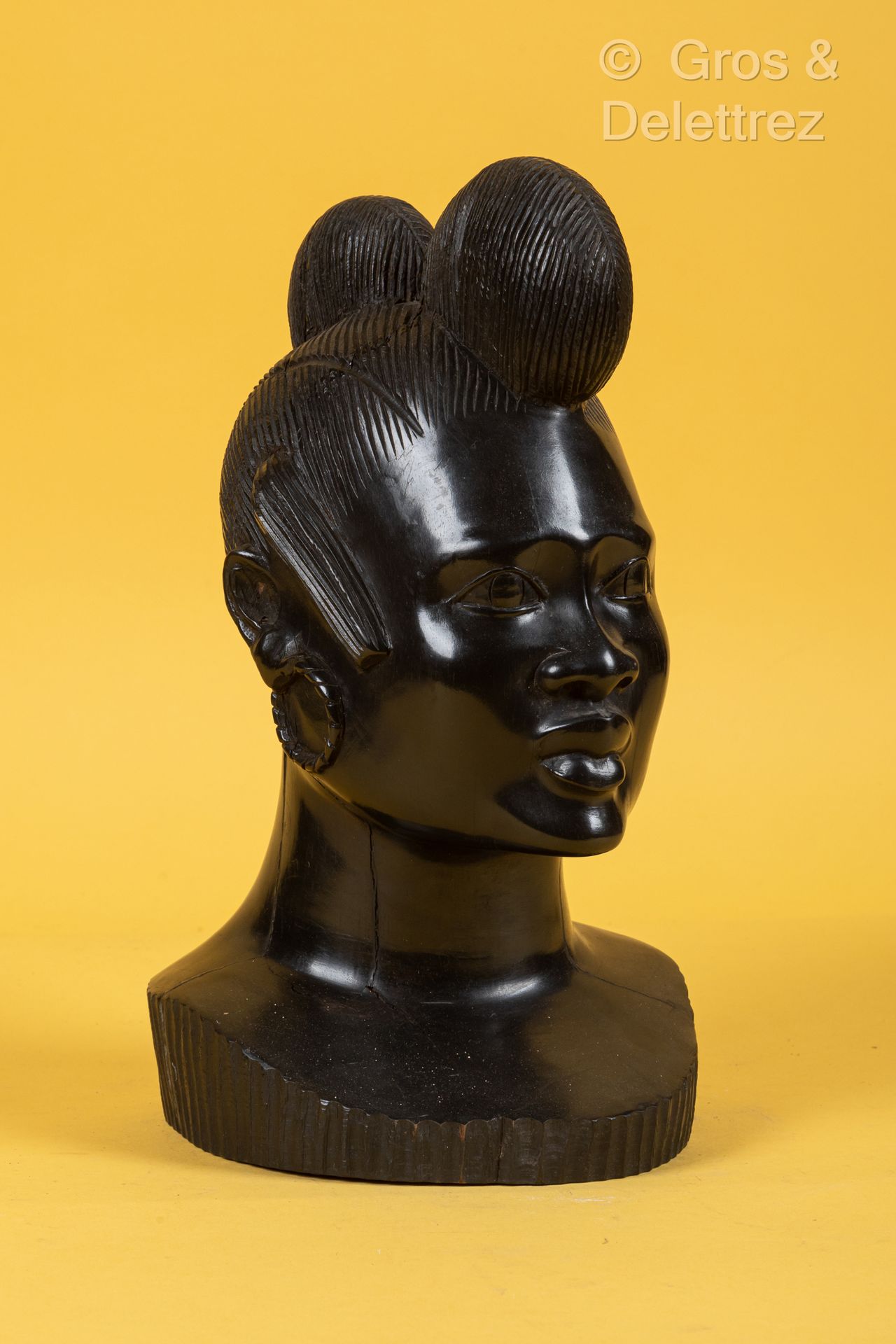 TCHAD, travail colonial Escultura de madera negra de una cabeza de mujer con tre&hellip;