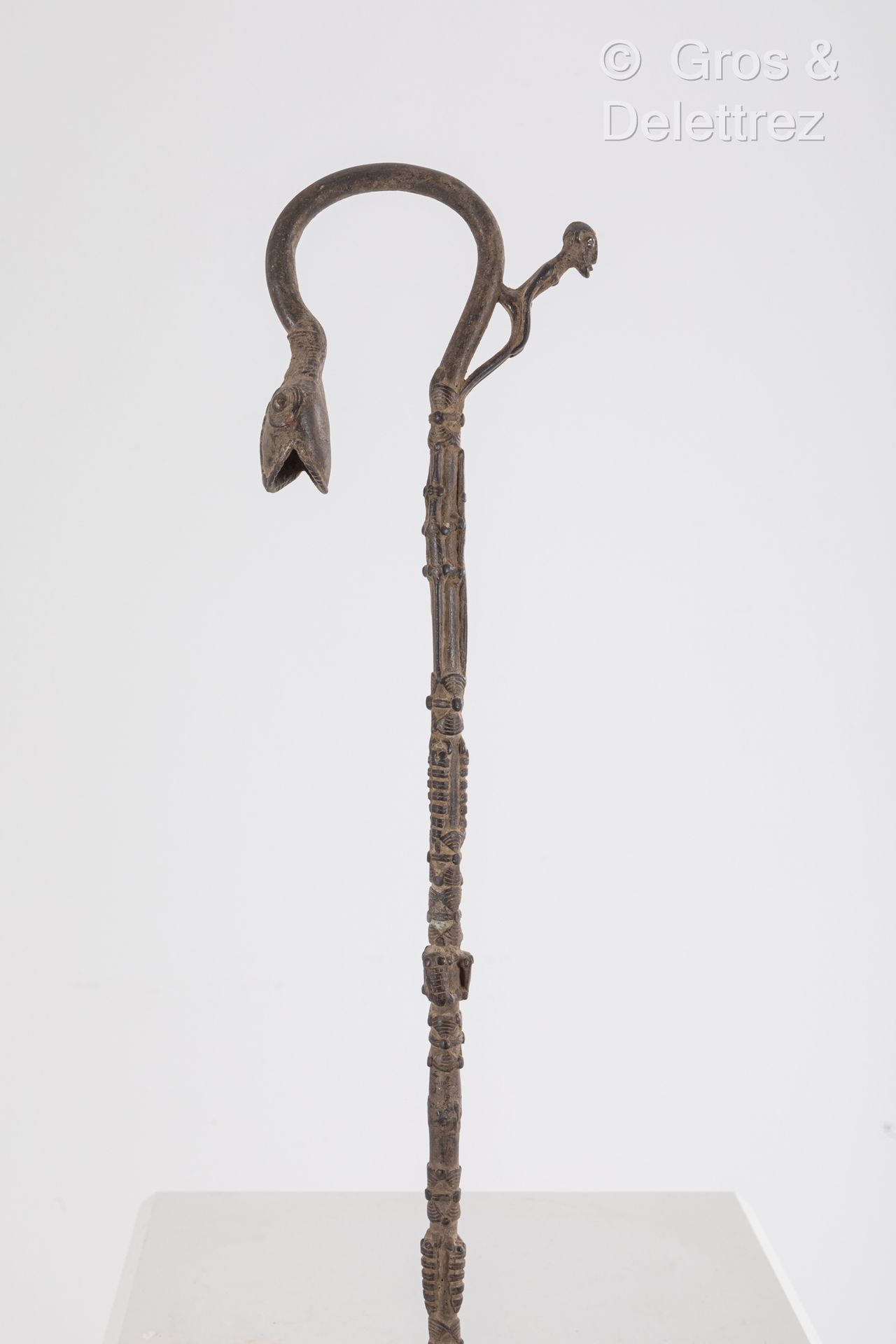 Null 三根带有牛头和蛇头的青铜手杖。
高度：82厘米。