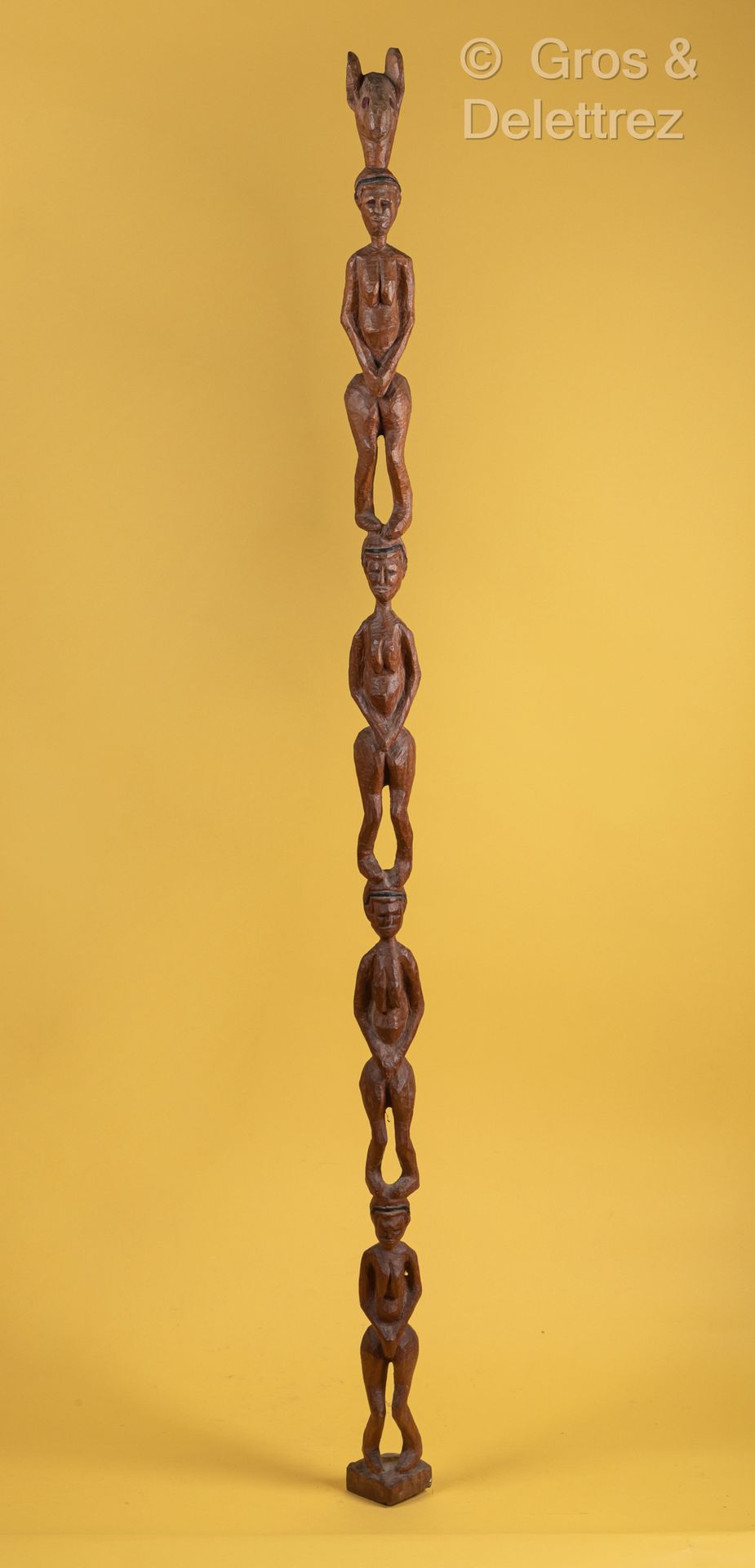 TCHAD Grande scultura totem in legno intagliato di quattro donne sormontate da u&hellip;