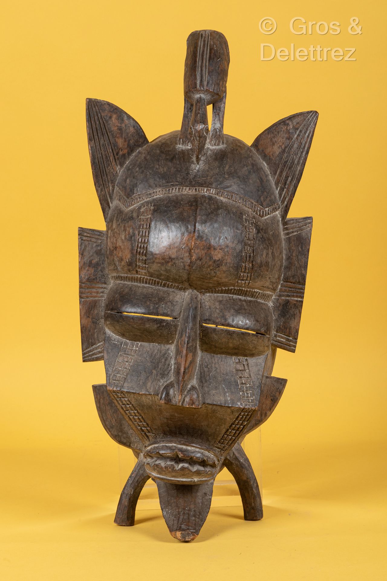 Style Senoufo, COTE D’IVOIRE Large carved wooden mask showing a scarified face t&hellip;