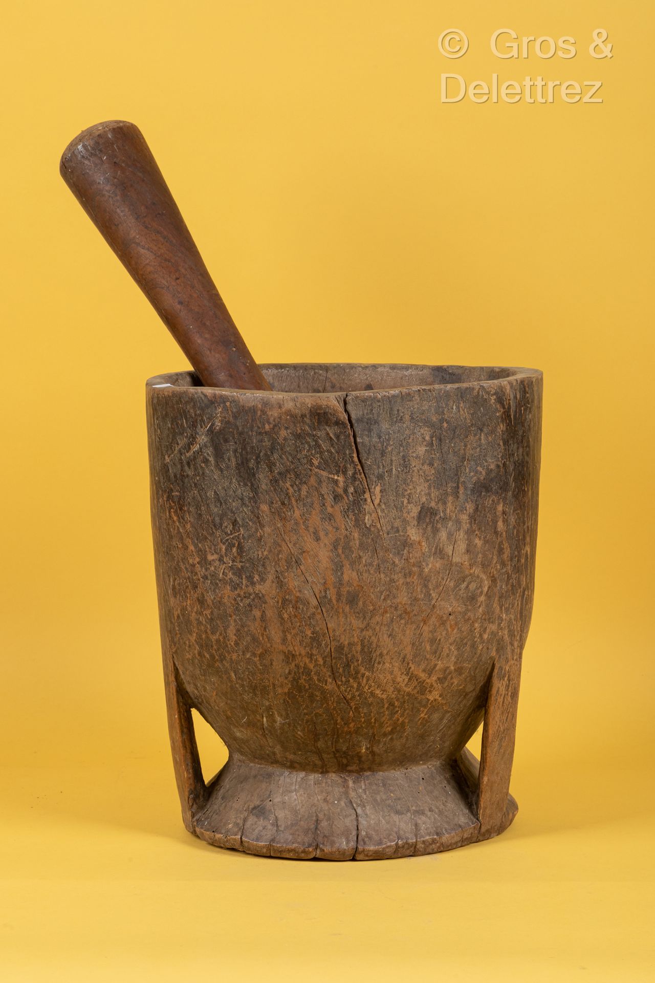 TCHAD Mortar out of wooden openwork in low part, one joined two pestles there.
D&hellip;