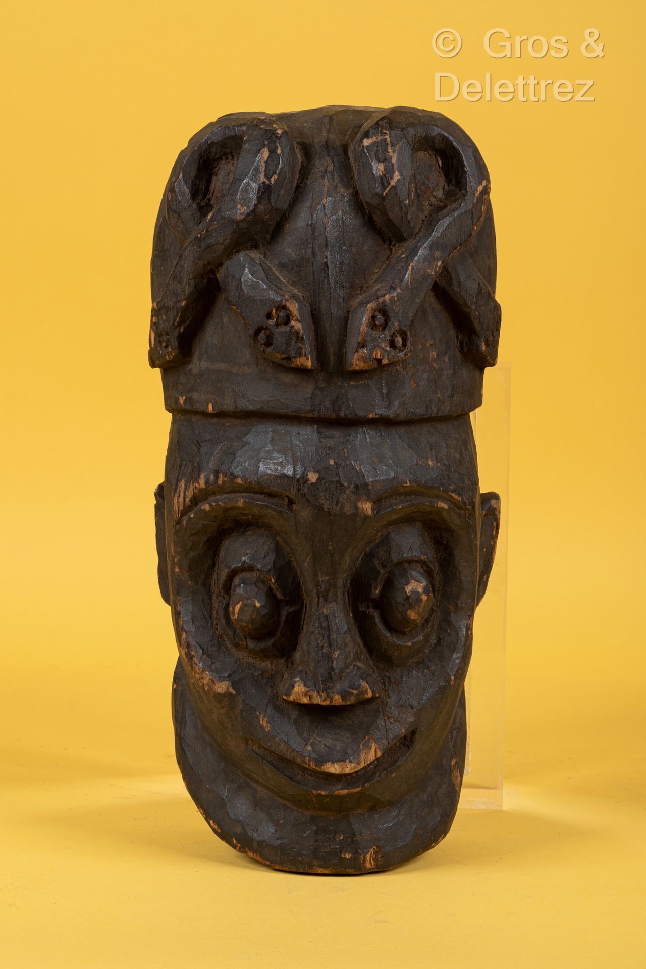 Style Bamiléké / Bangwa CAMEROUN 染色的木制面具，显示出一张被两条盘绕的蛇所覆盖的脸。
高度：38.5厘米。
