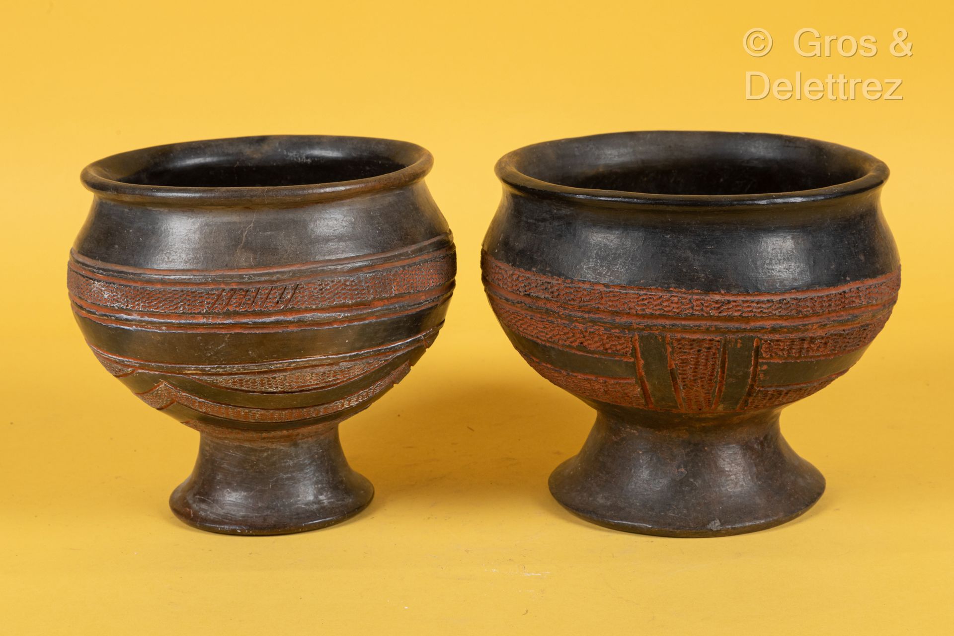 TCHAD Deux pots en terre cuite noire et rehaut de rouge à motifs géométriques et&hellip;
