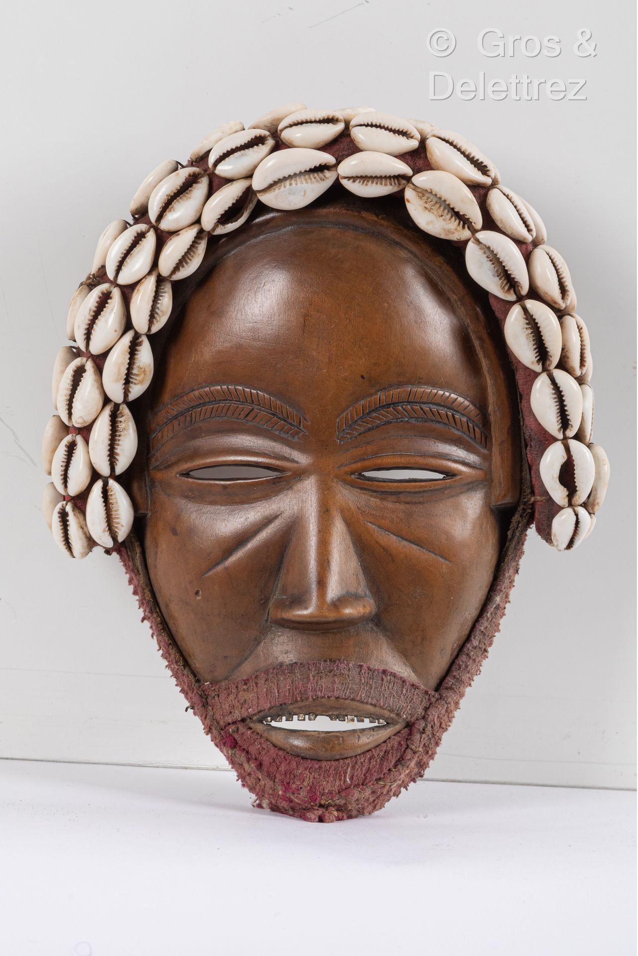 Style Dan, COTE D’IVOIRE Masque coiffé de coquillages.
Moderne
Haut : 21 cm