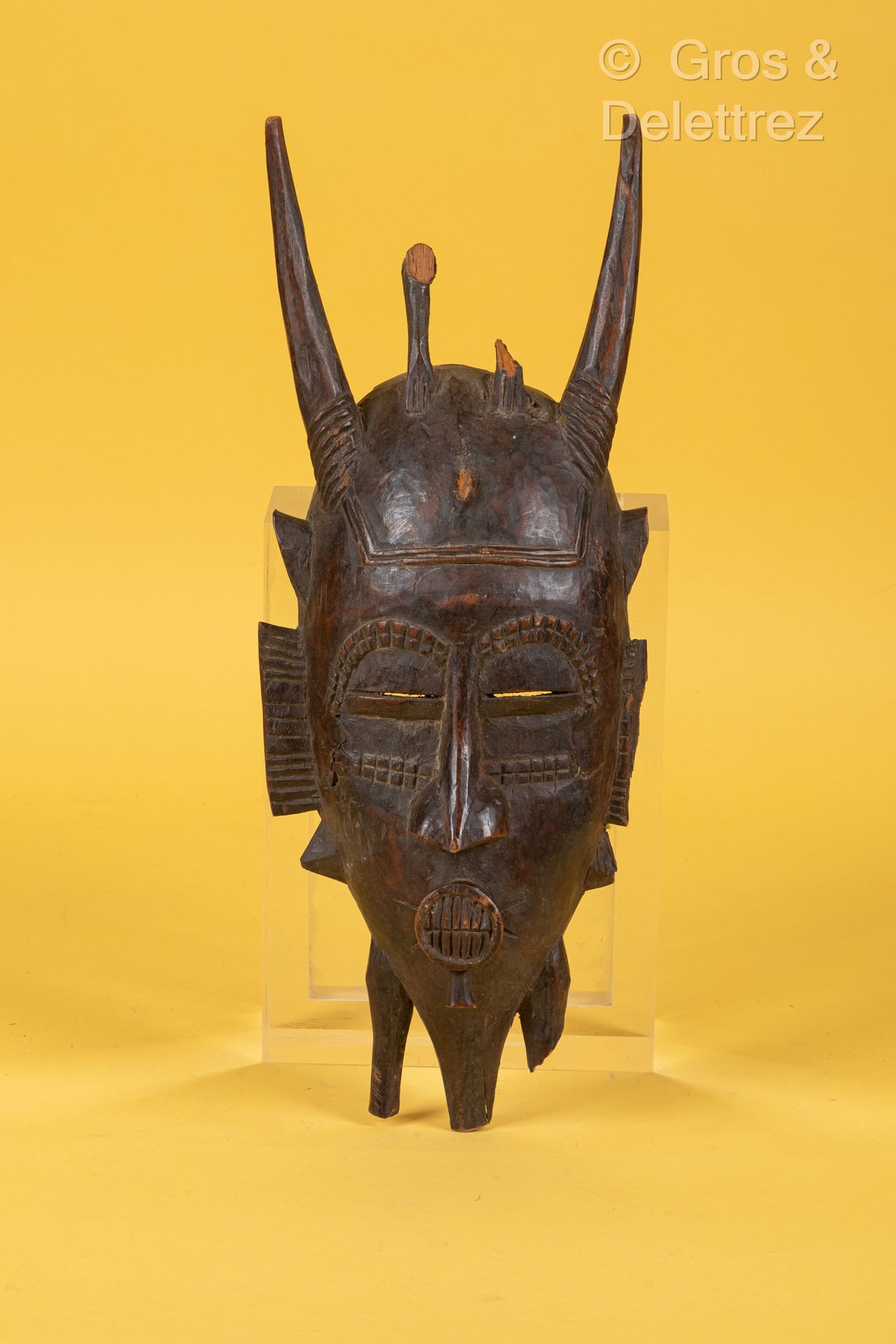 Style Bambara MALI Masque en bois patiné et sculpté figurant un visage grimaçant&hellip;