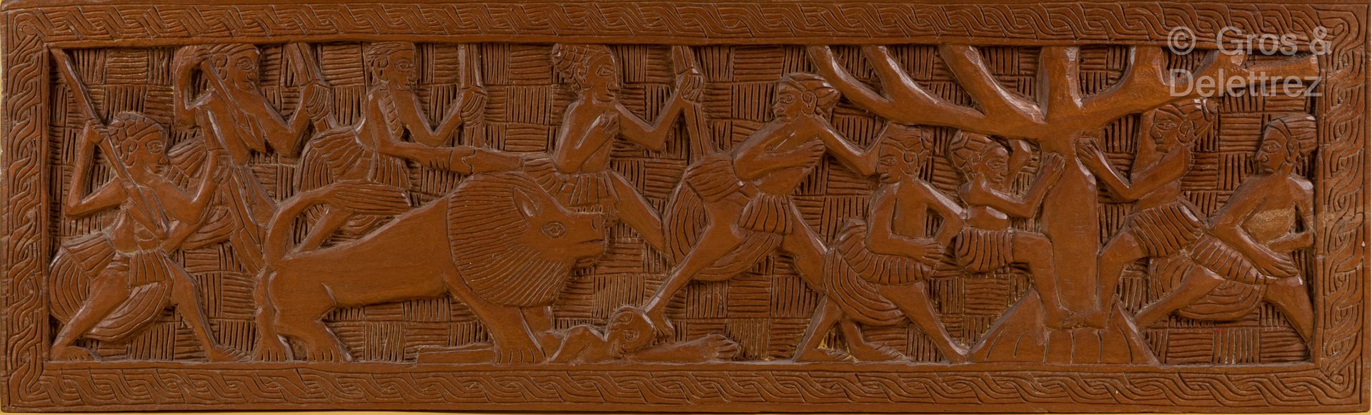TCHAD Drei geschnitzte Holztafeln mit leichtem Relief einer Jagd auf einen Löwen&hellip;