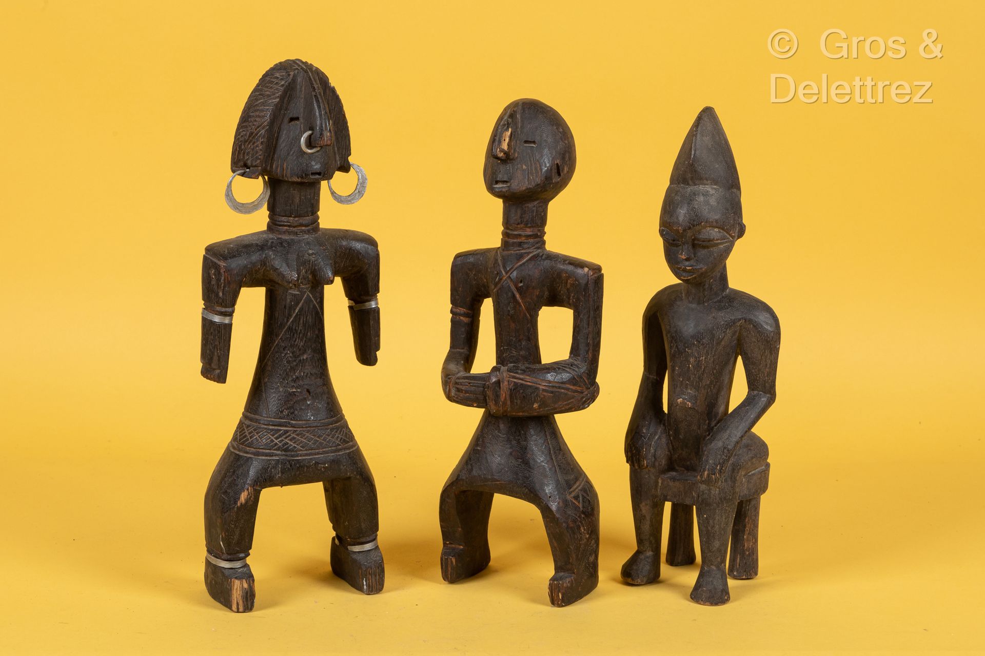 TCHAD et style Senoufo 三件铜化木雕塑，代表一对夫妇的结局和一个坐着的人物。
高度：38和35厘米。