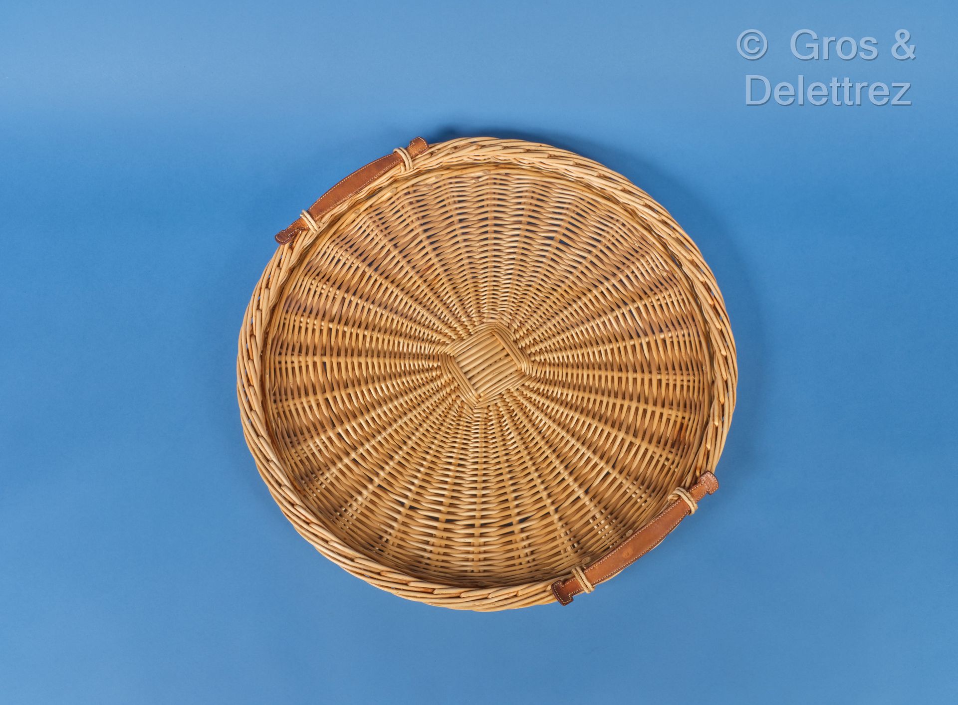 Null 巴黎爱马仕 - 圆形柳条托盘，上面有一个玻璃，天然皮革手柄。尺寸：52厘米。(磨损，痕迹，污渍）。