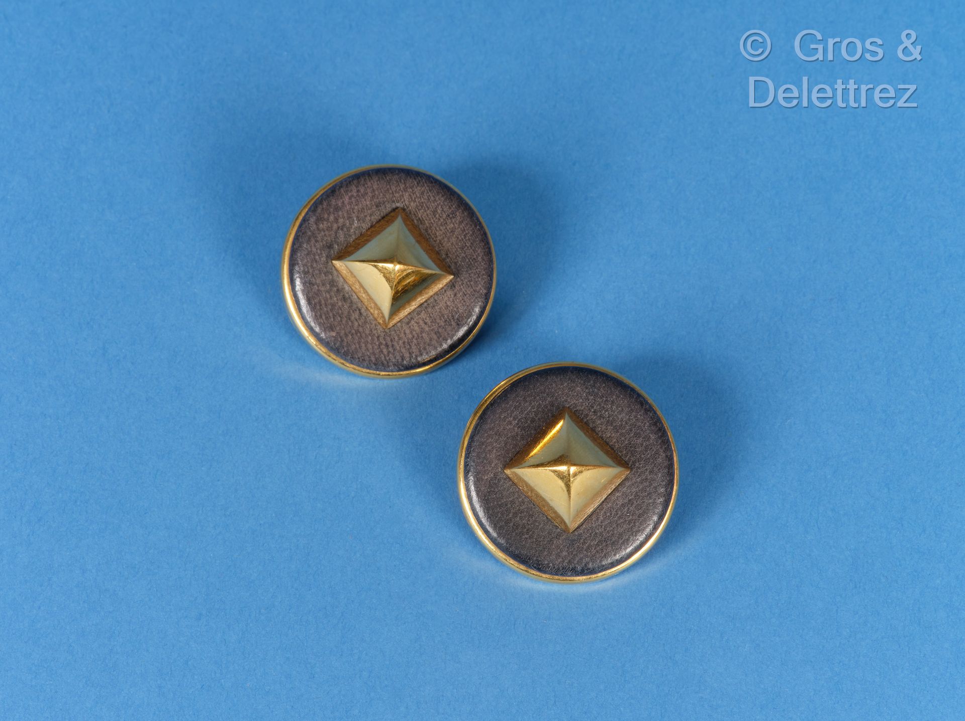 Null 巴黎爱马仕 - 一对 "Médor "圆形耳夹，镀金金属，黑色皮革，上面有一个钉子图案。已签名。状态良好（略有磨损）。直径：3.5厘米。