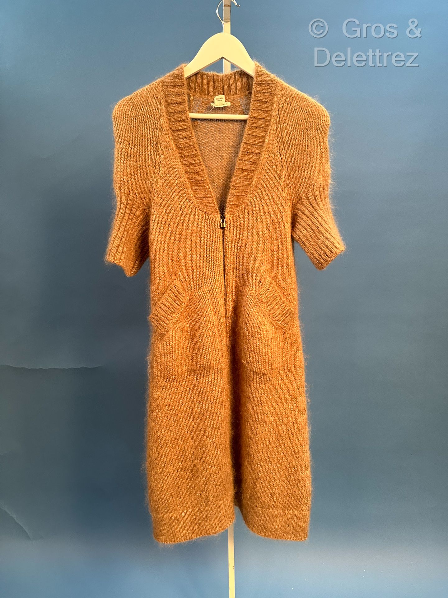 Null *HERMES Paris 意大利制造 - 米色马海毛羊毛拉链连衣裙，短袖。米色标签，黑色图案。T.36.