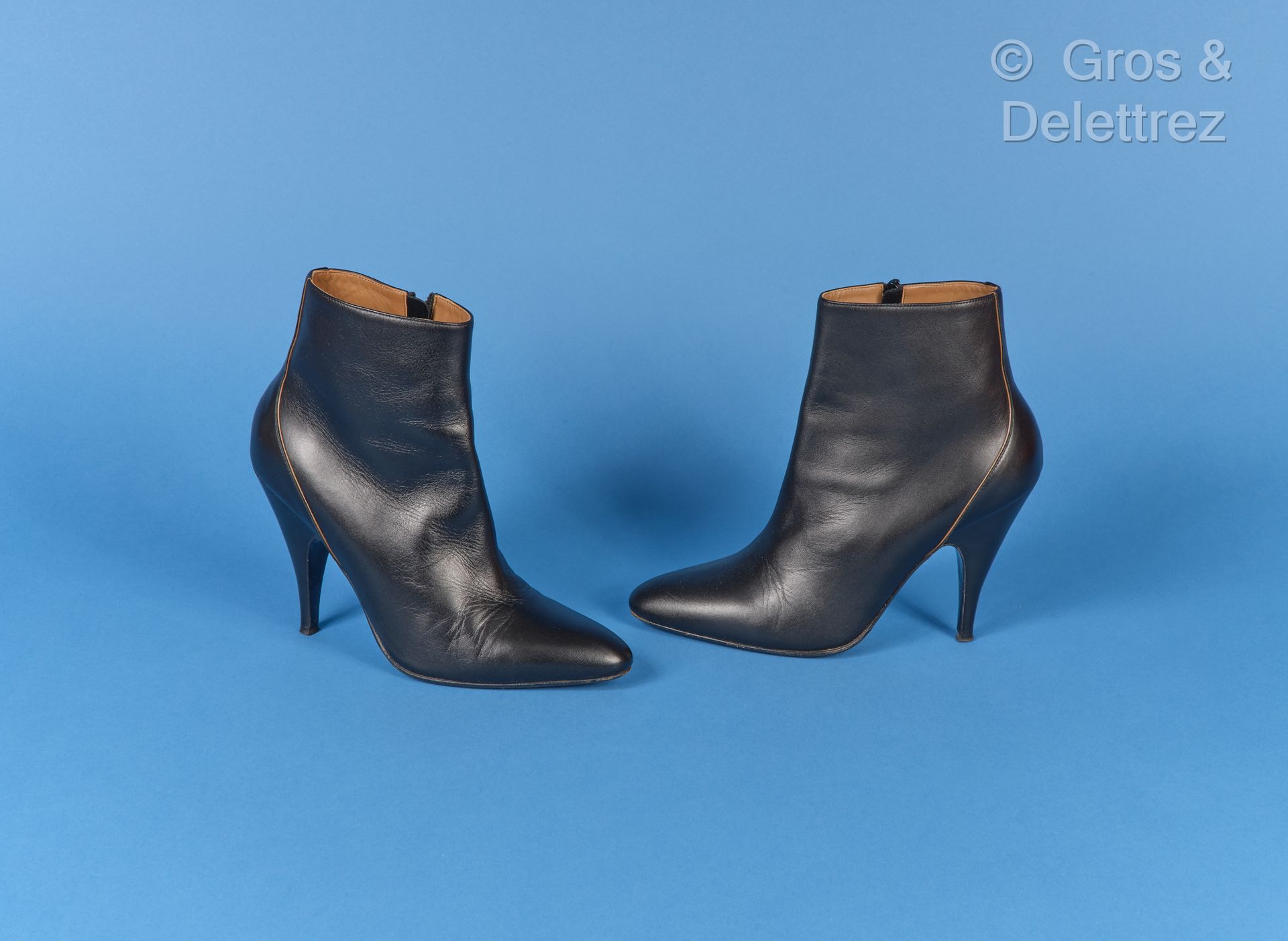 Null HERMES Paris 意大利制造 - 一双黑色皮革拉链低靴，有盖高跟鞋95毫米。尺寸39（已磨损，有缺口和标记）。