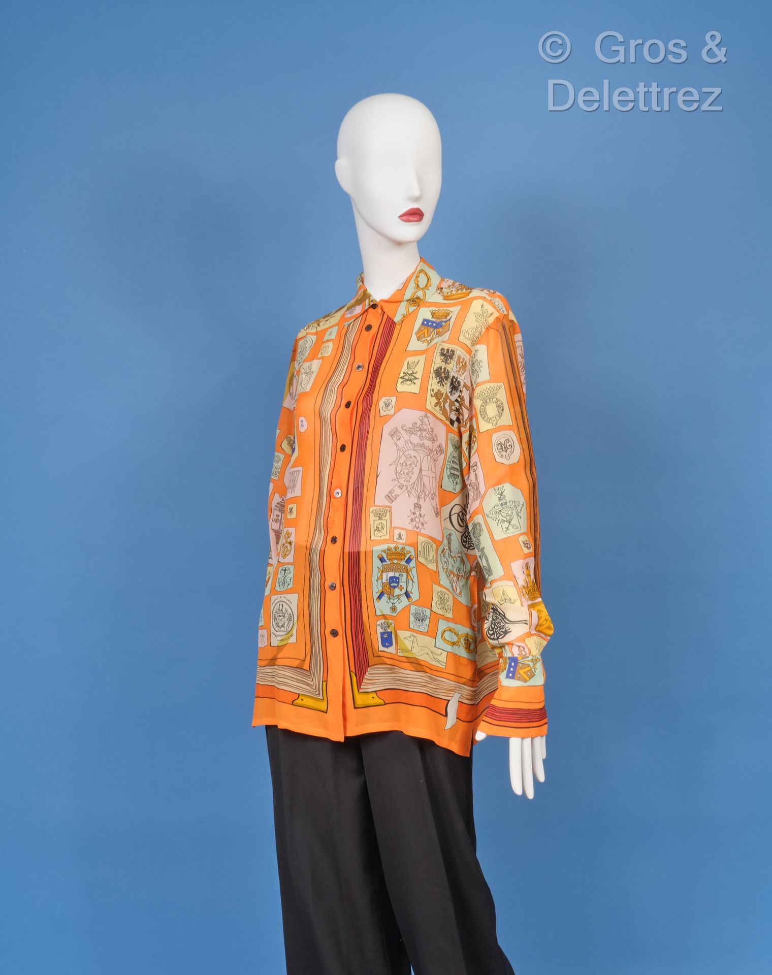 Null 法国制造的HERMES巴黎 - 橙色丝质雪纺绉绸衬衫，有纹章图案。米色标签，棕色图案。T.38.
