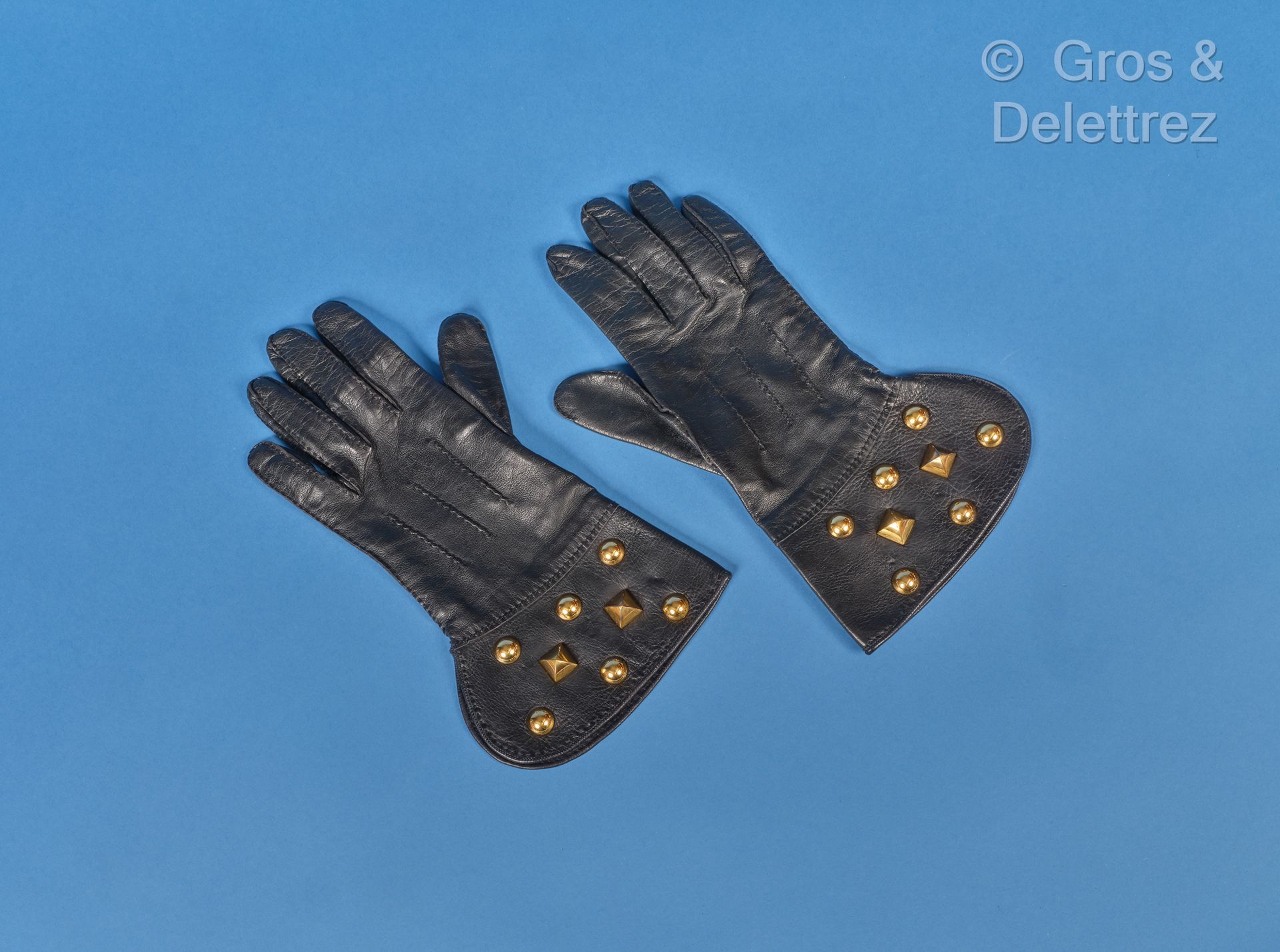 Null HERMES Paris 法国制造 - 黑色小羊皮手套一对，宽袖口饰有金色金属钉。T.7 1/2.状态良好（轻微磨损，有痕迹）。