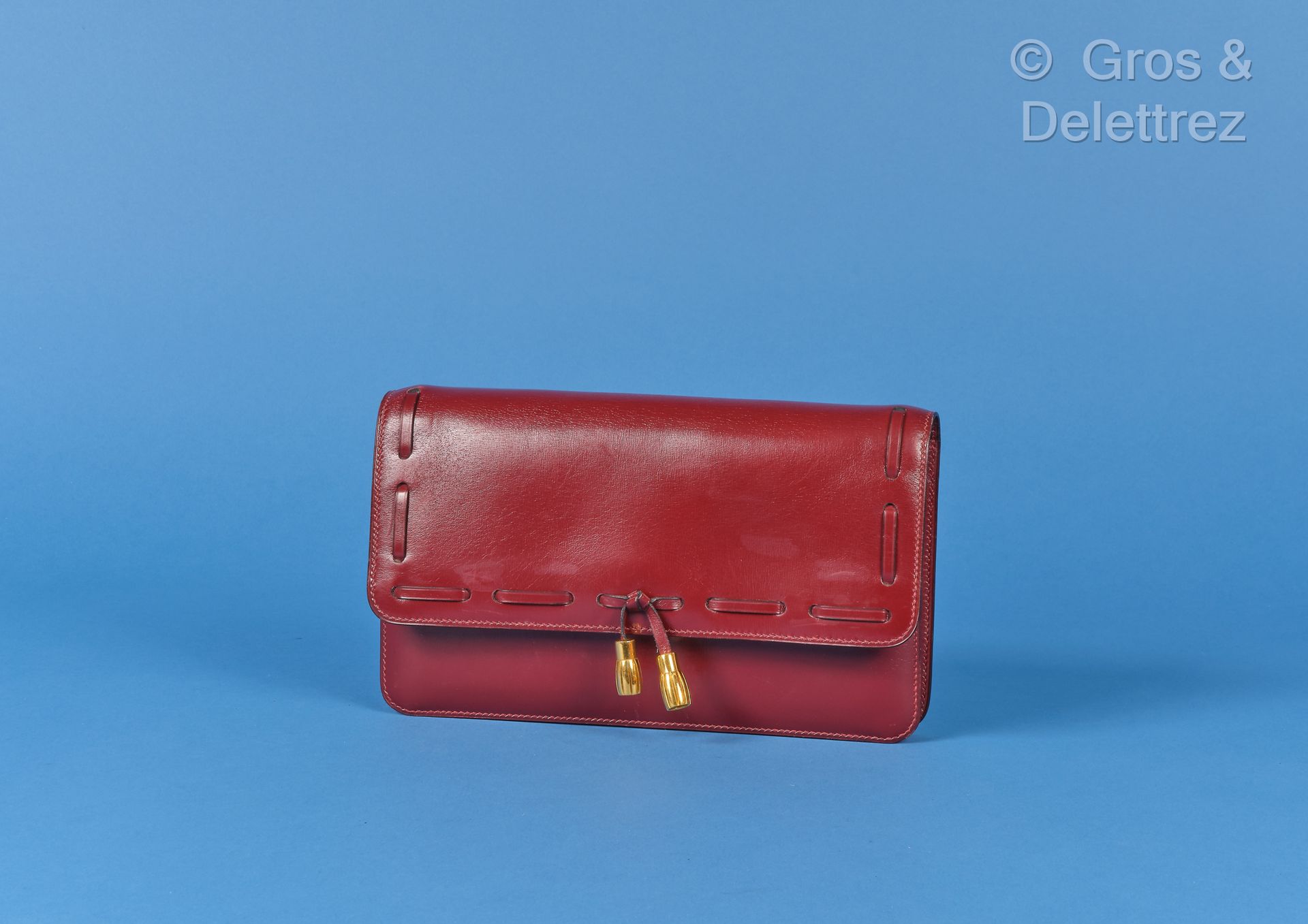Null 巴黎爱马仕 - 24厘米手拿包，红色H盒，封口处有金色金属流苏。状况良好（轻微磨损，有痕迹，肩带丢失）。