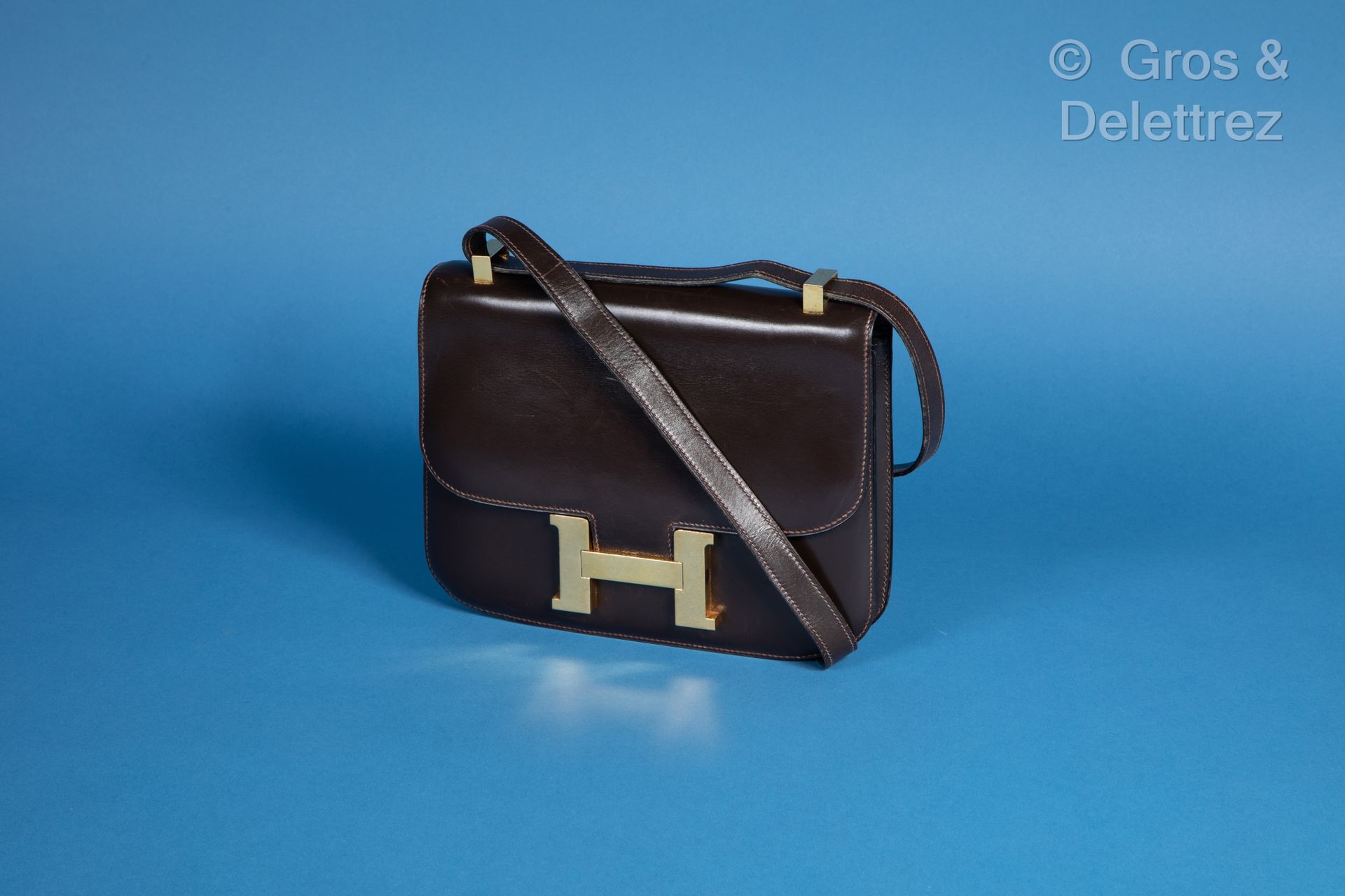 Null HERMES巴黎 - "Constance "包，24厘米，装在咖啡盒里，镀金搭扣，手柄。状况良好（略有磨损和痕迹）。