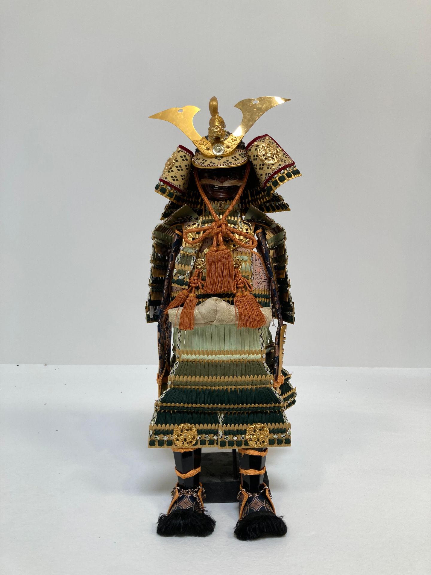 Null Kleine, moderne, dekorative Samurai-Rüstung. 
Höhe: 60 cm