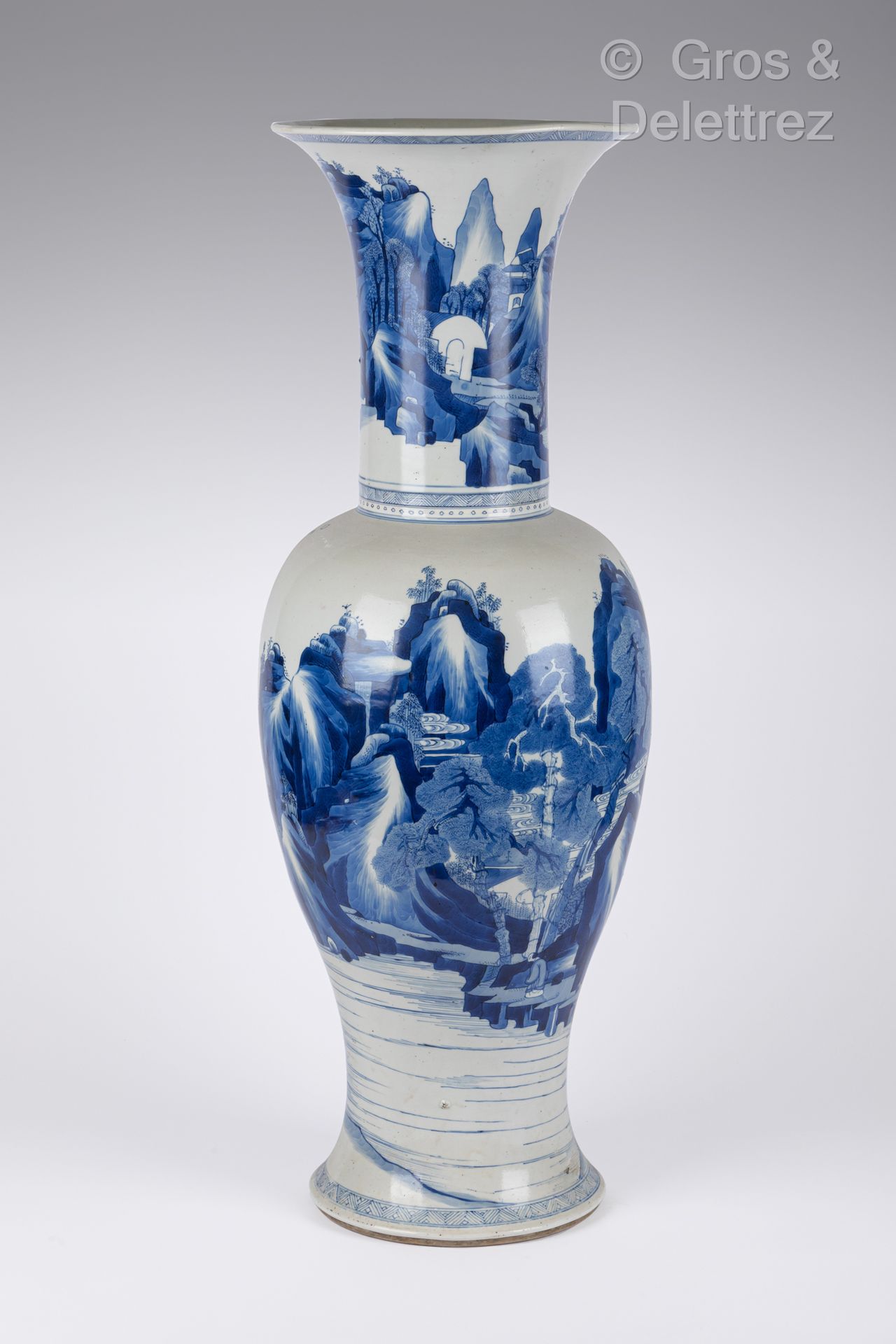 Null CHINE, période Kangxi (1662-1722)
Grand vase balustre à haut col pavillonné&hellip;